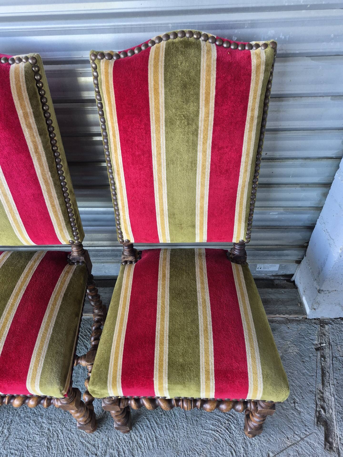 Set of 6 Louis XIII style chairs in turned wood and velvet.