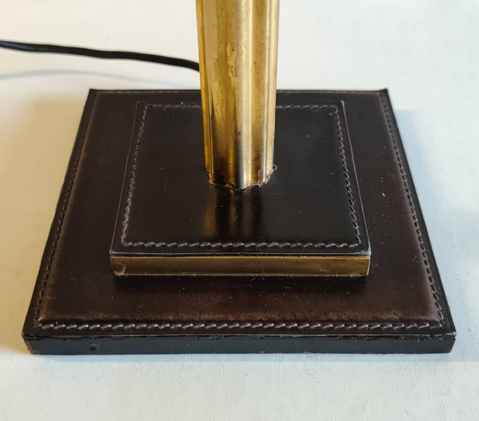 Table lamp base in leather and brass - 50s design