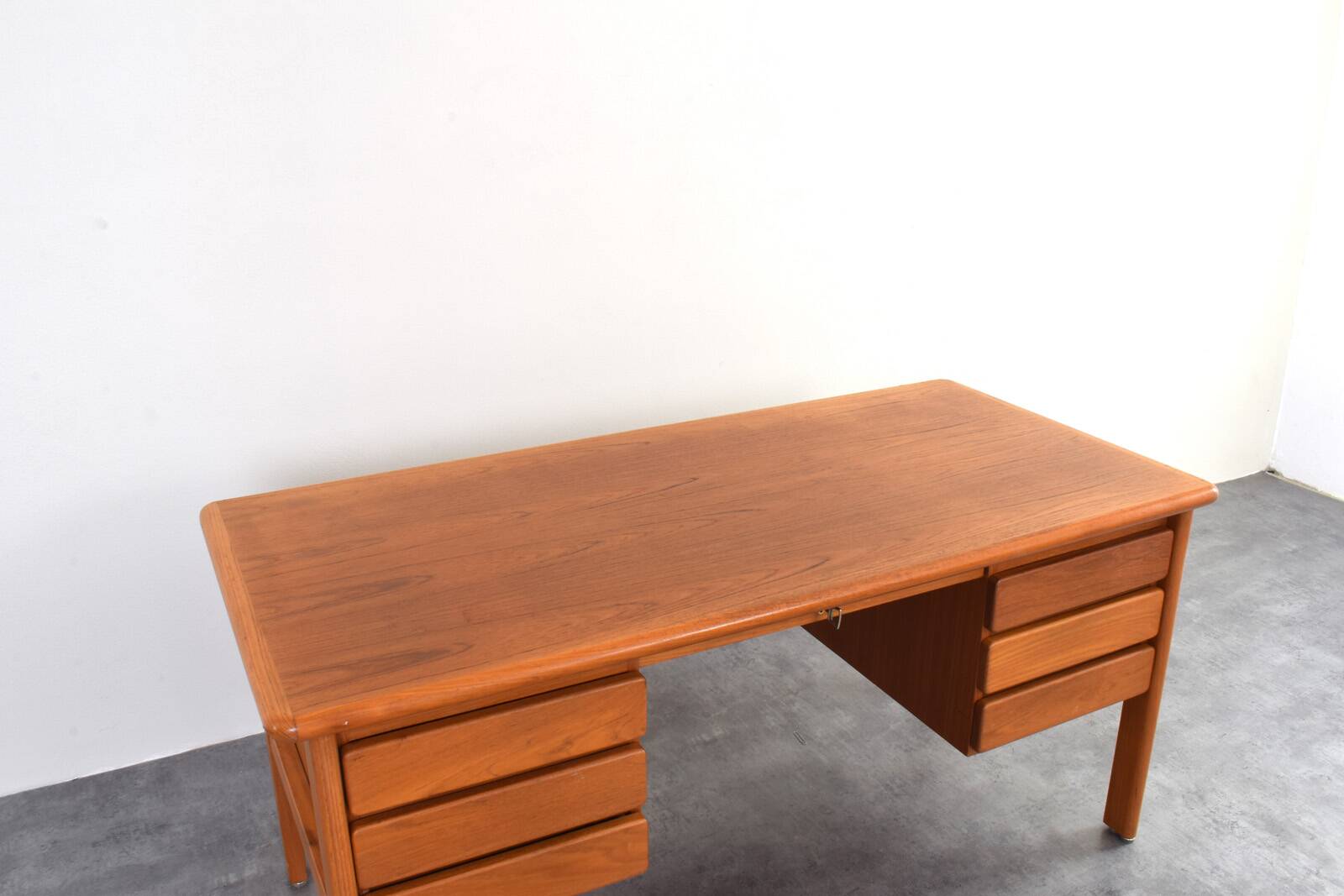 Bureau en teck danois des années 1970.