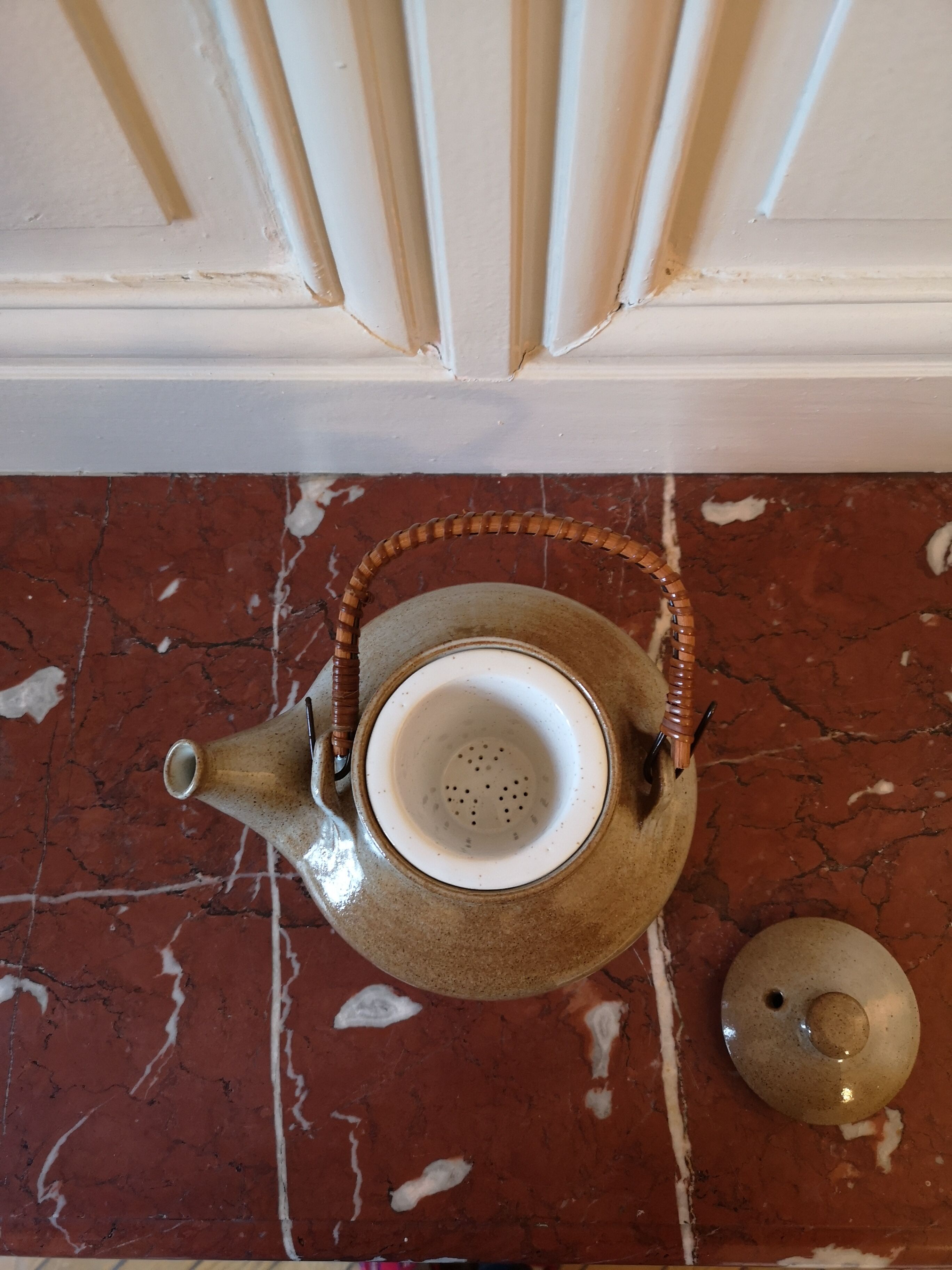 Ceramic teapot with filter