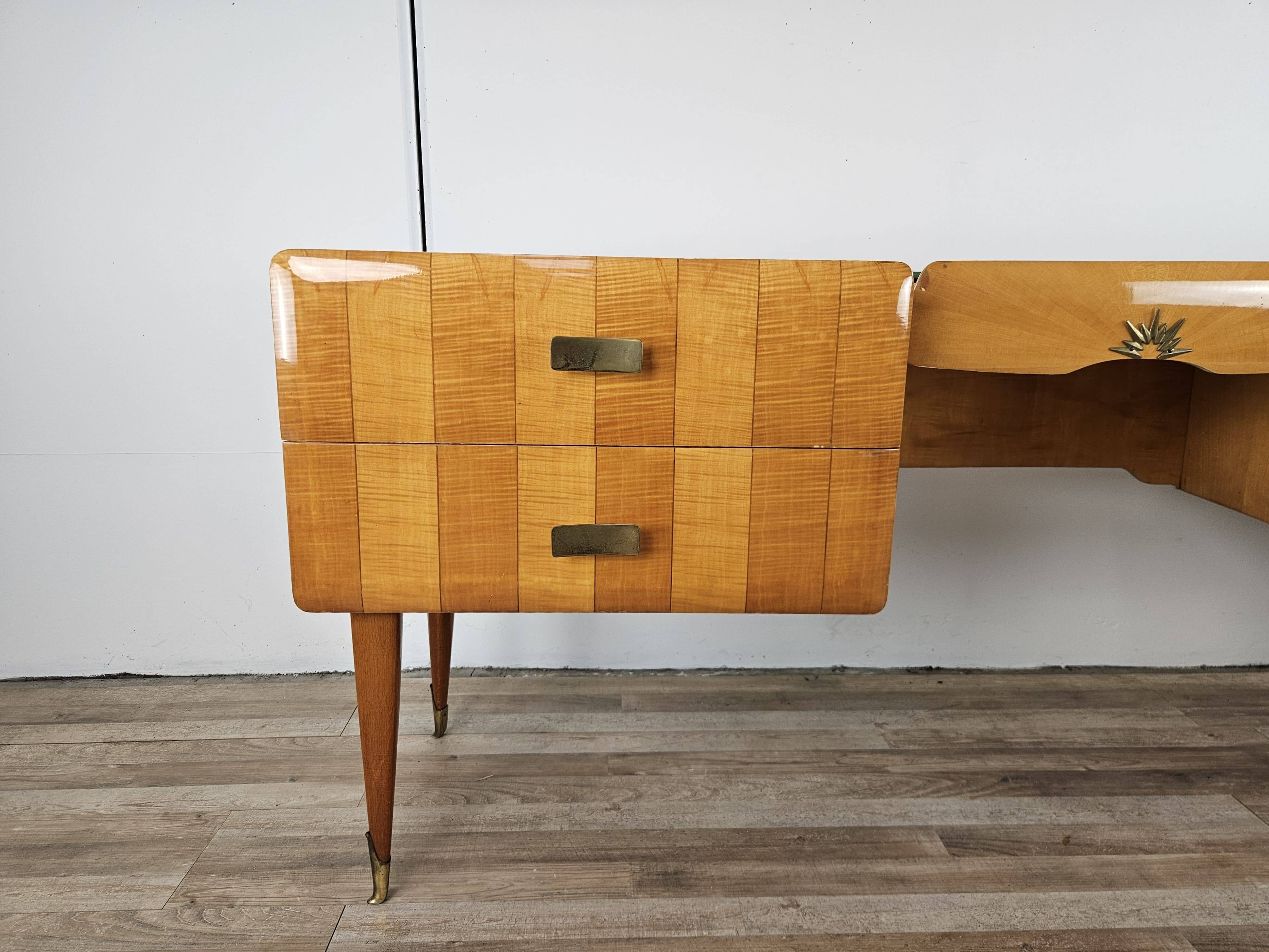 Commode en érable et verre du milieu du siècle des années 1950
