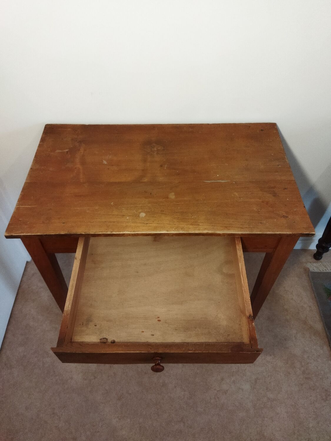 Spindle legs desk