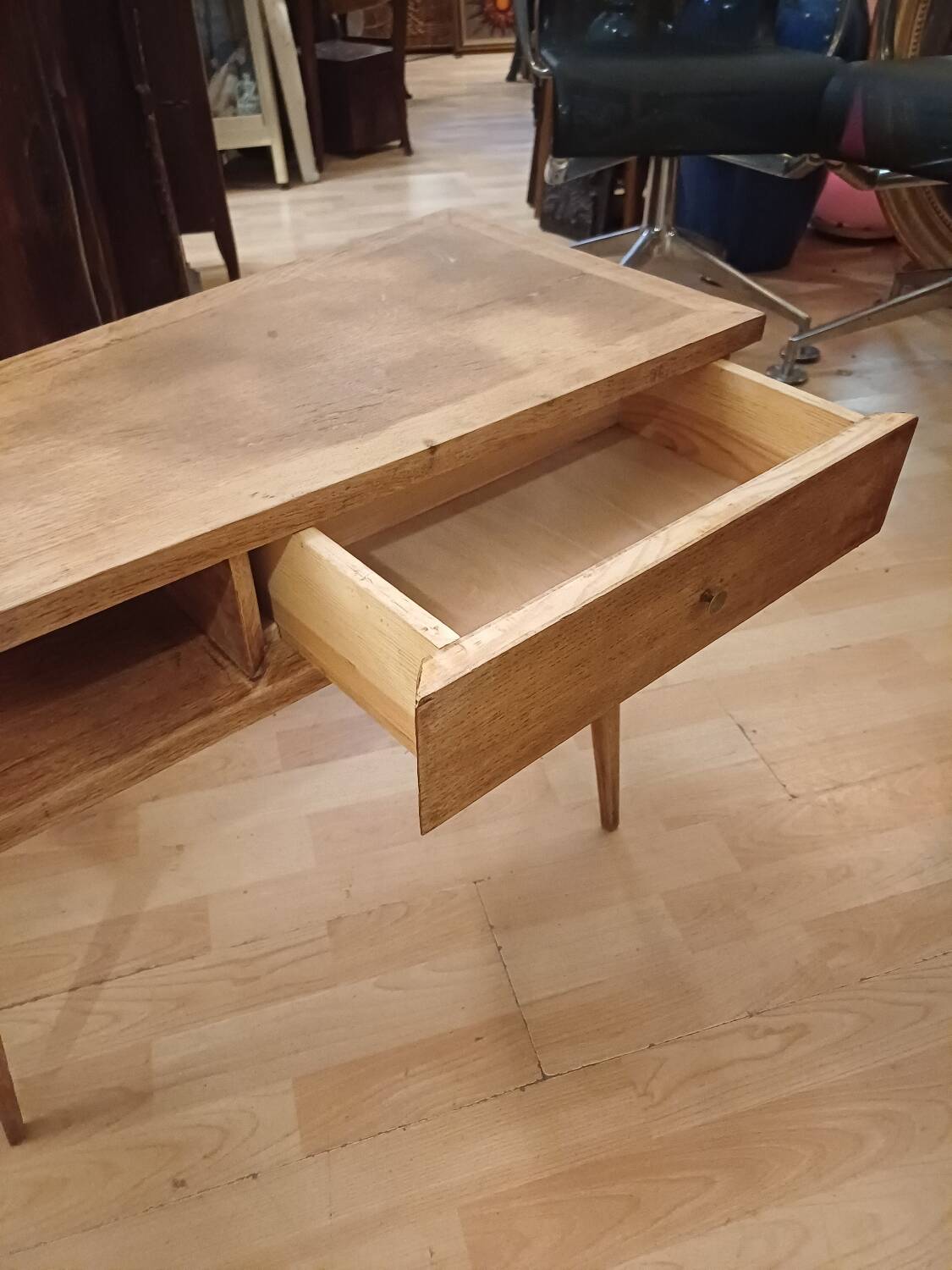 Petit meuble en bois tripode, design 1950