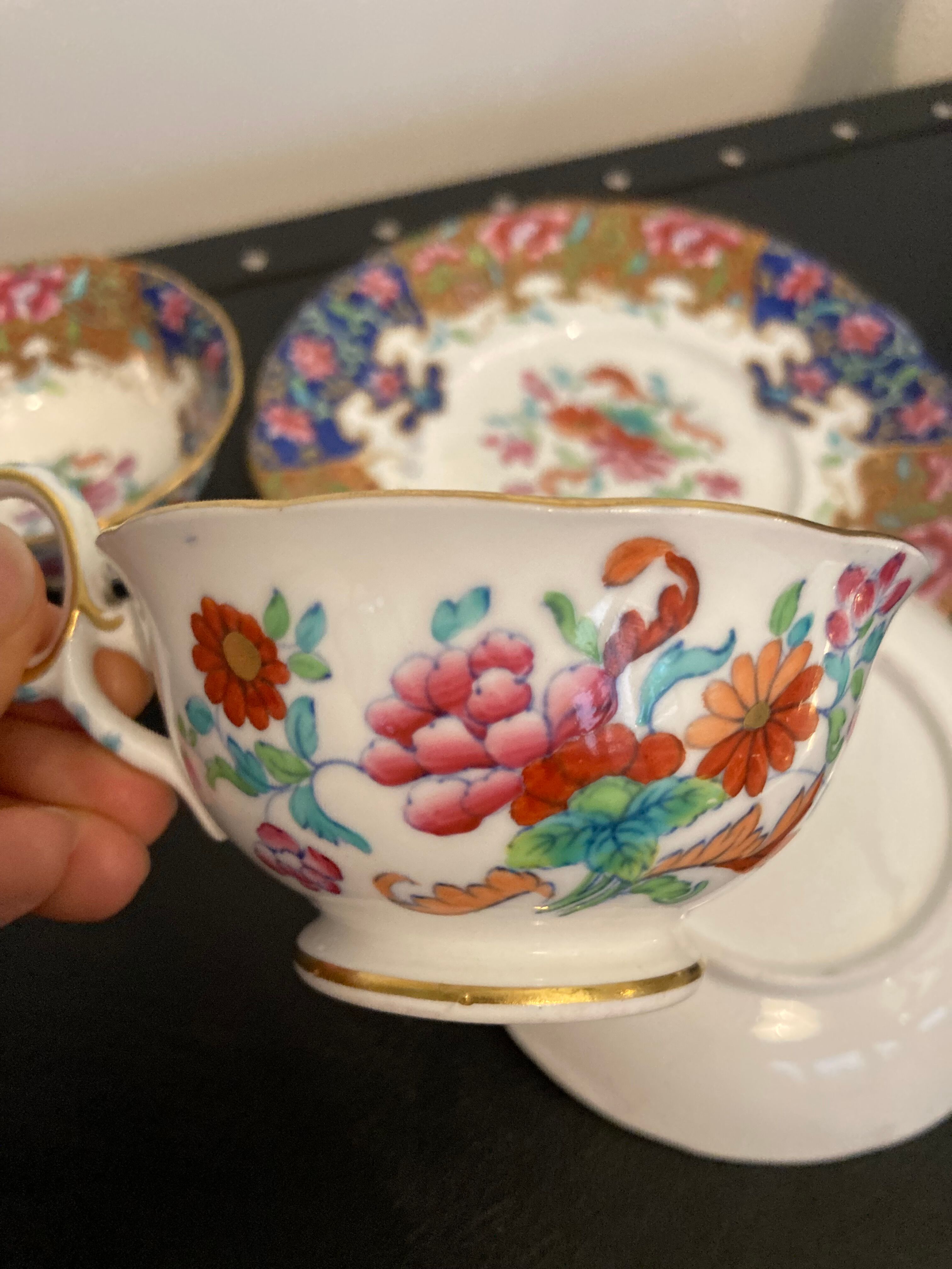 Ensemble 6 tasses et ss tasses porcelaine anglaise milieu XIXeme