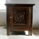 Chevet, meuble d'appoint néo régionaliste en chêne