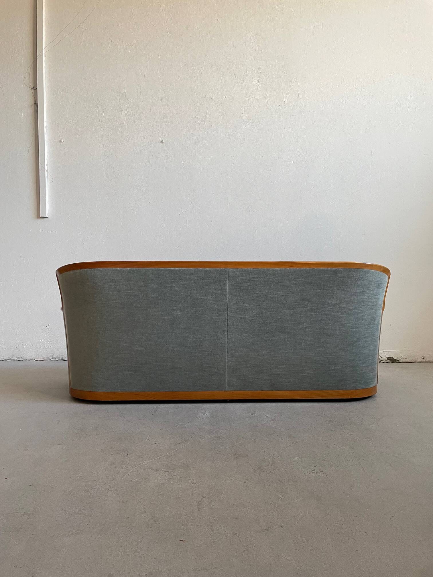 Canapé scandinave des années 1960, style milieu du siècle, en cerisier massif et velours