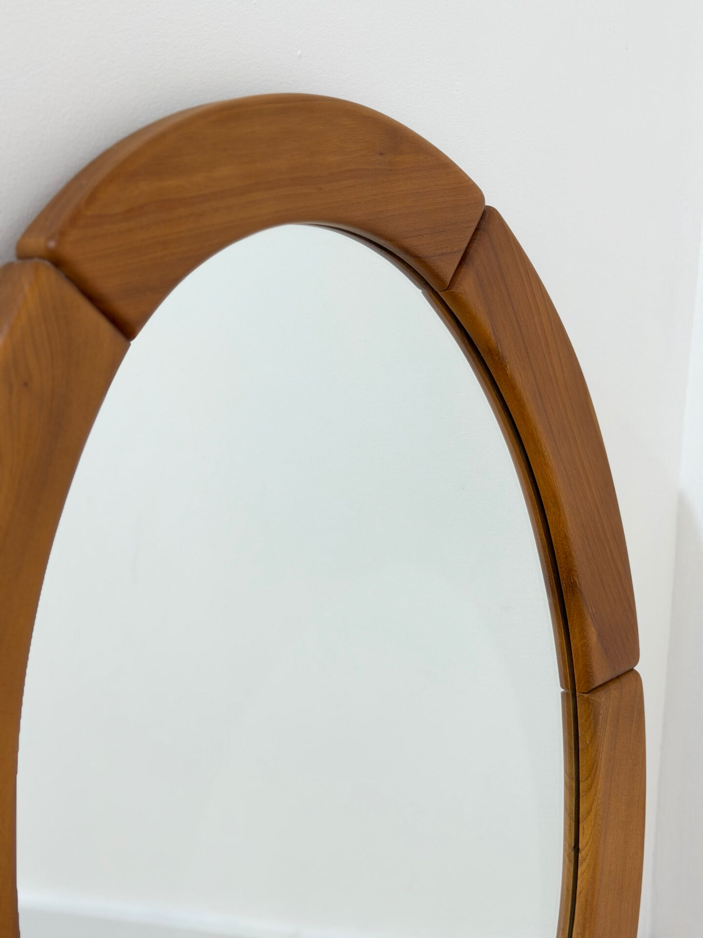 Miroir ovale années 70 en orme massif 