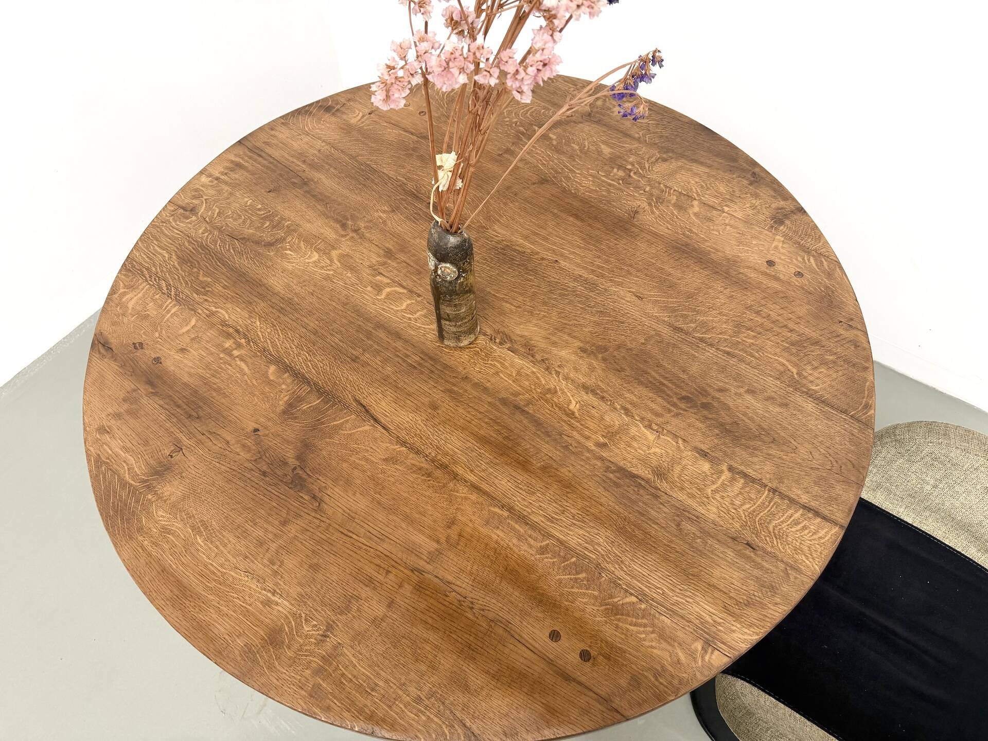 Table ronde moderniste chêne massif, piètement cylindrique pin, DLG Perrian