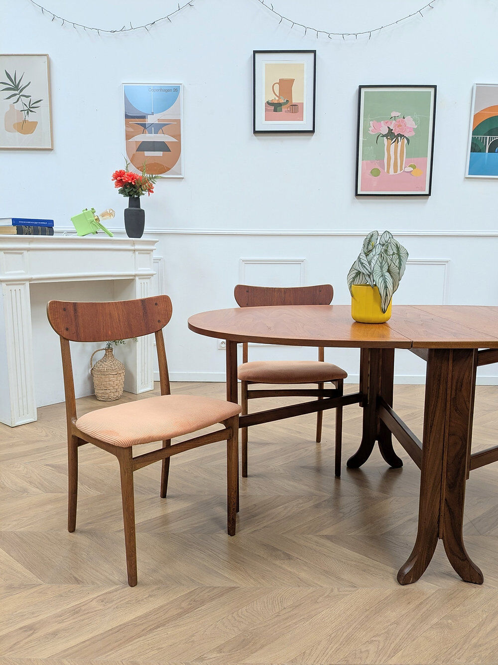 Set of 2 vintage chairs