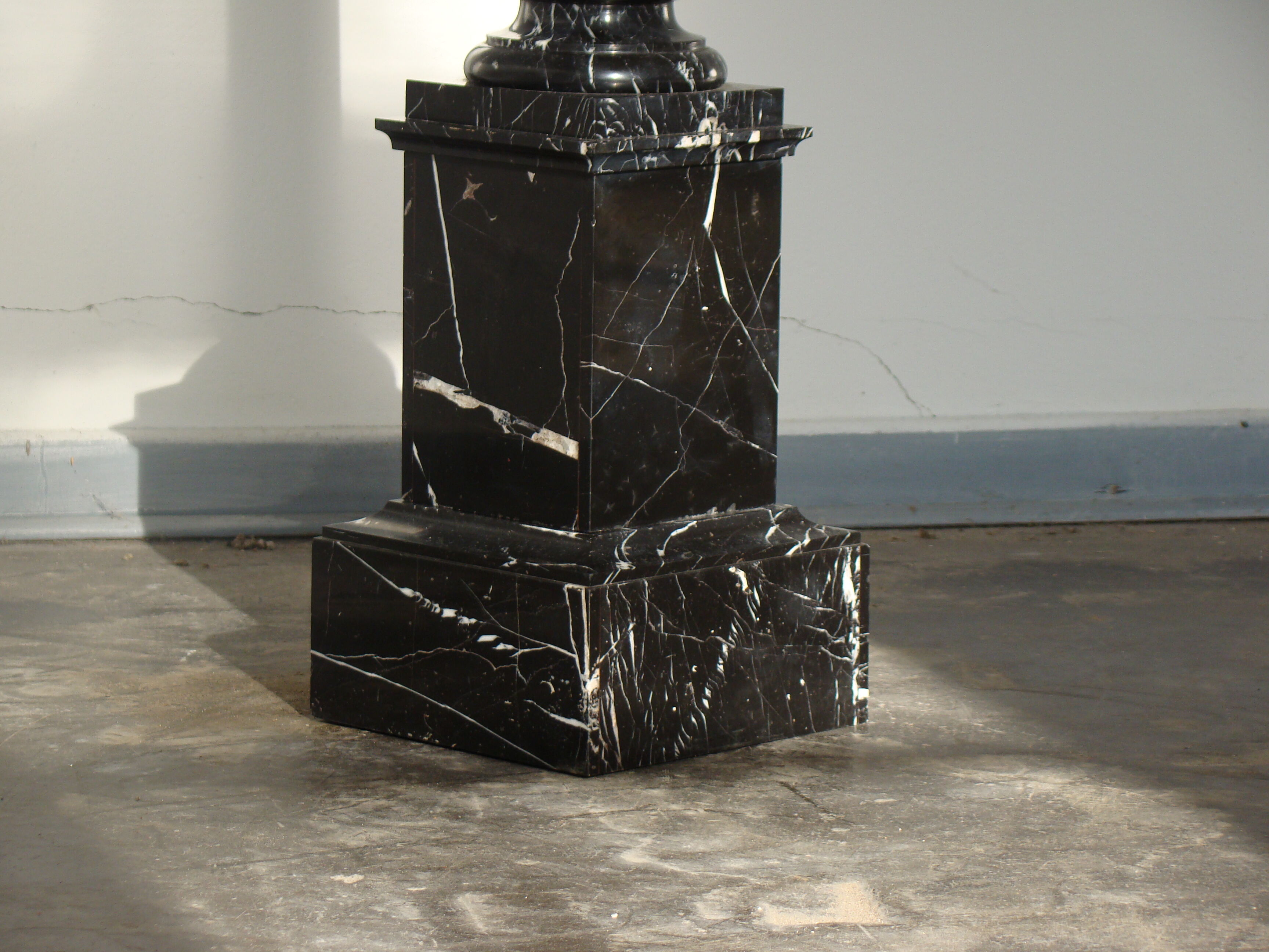 Pilier ou colonne en marbre noir