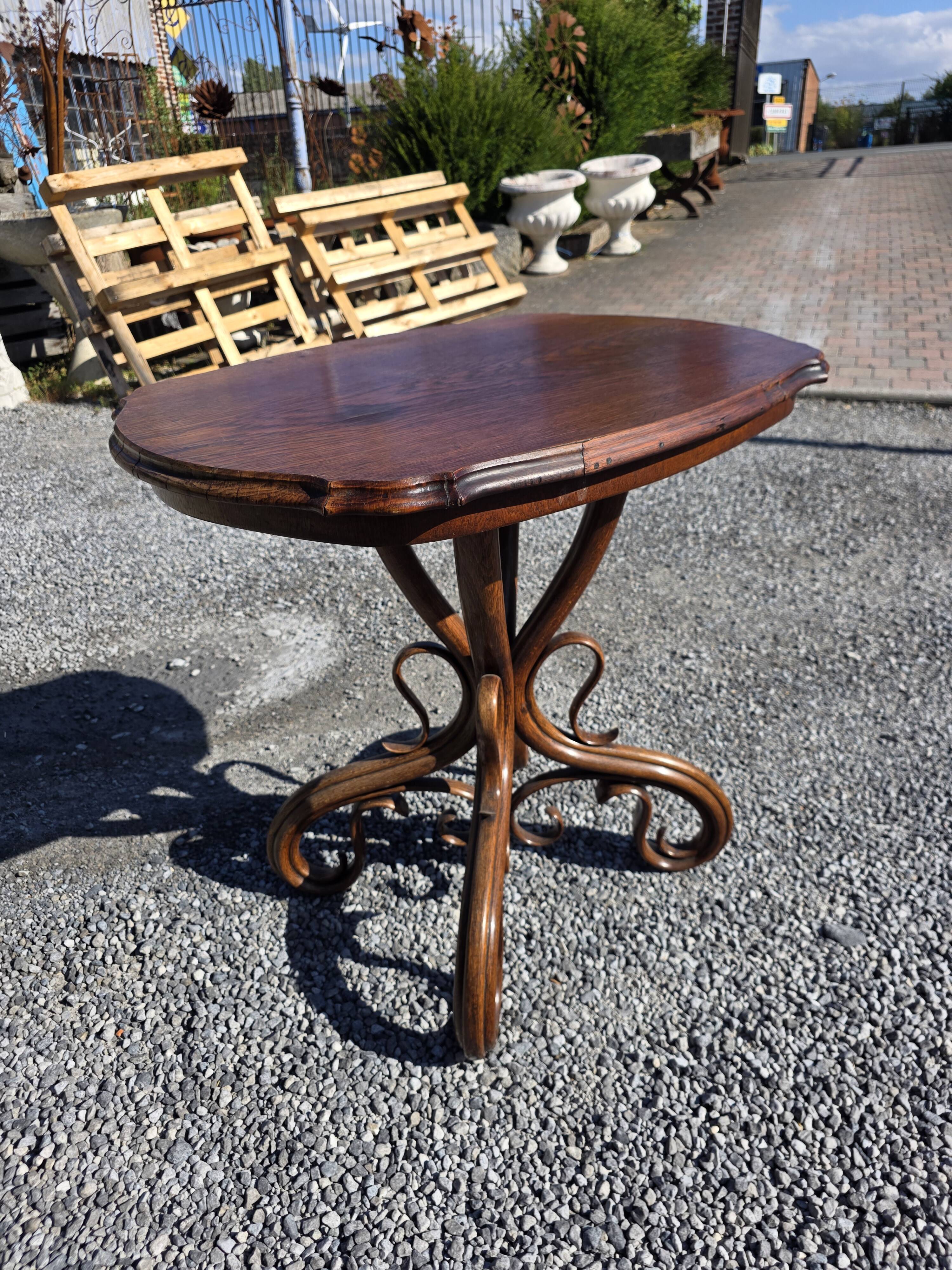 Thonet No. 1 curved wooden side table from the 19th century.