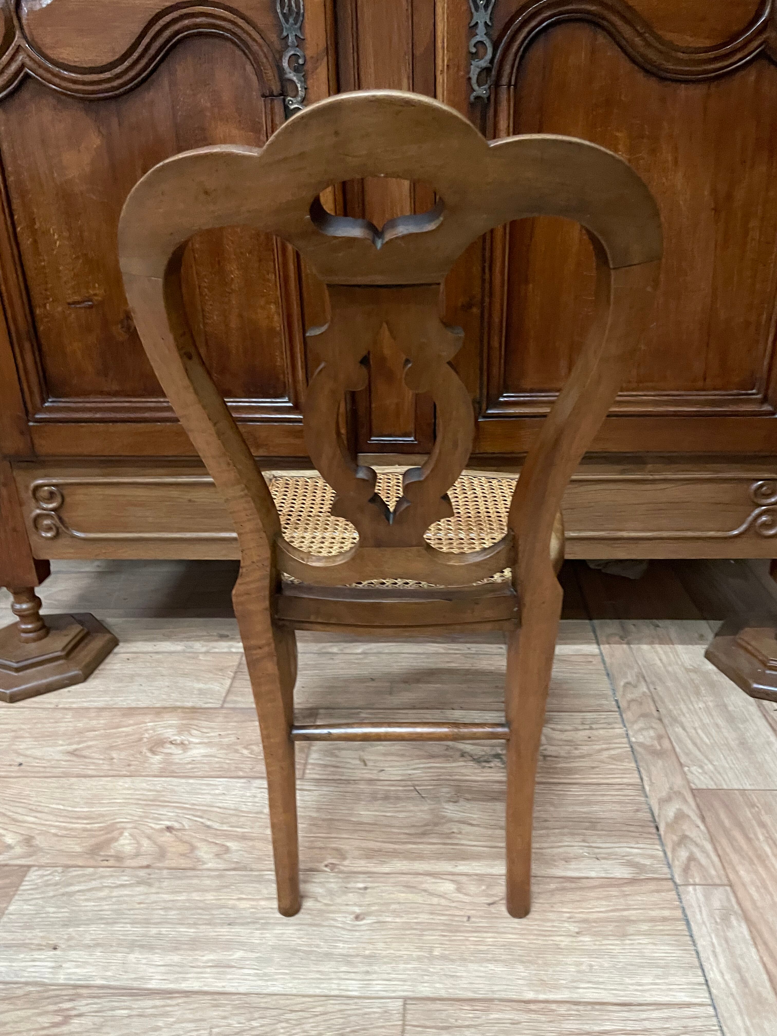 Suite de 6 chaises Louis Philippe en noyer et cannage