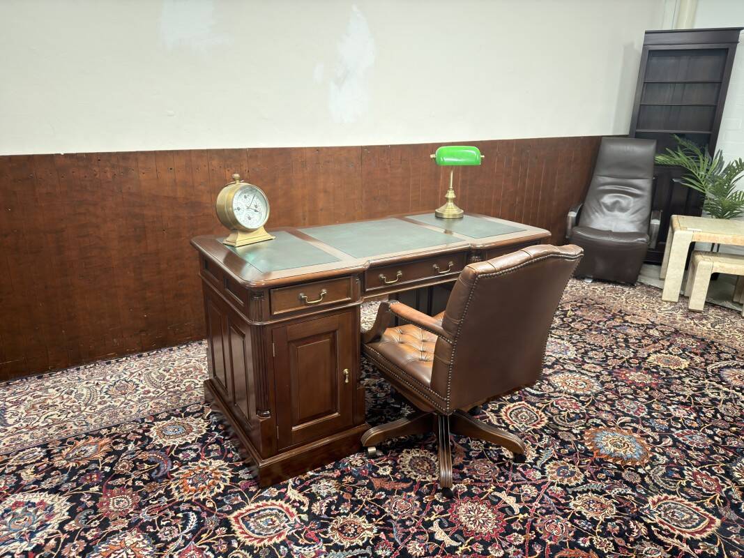 Bureau anglais classique avec incrustations vertes