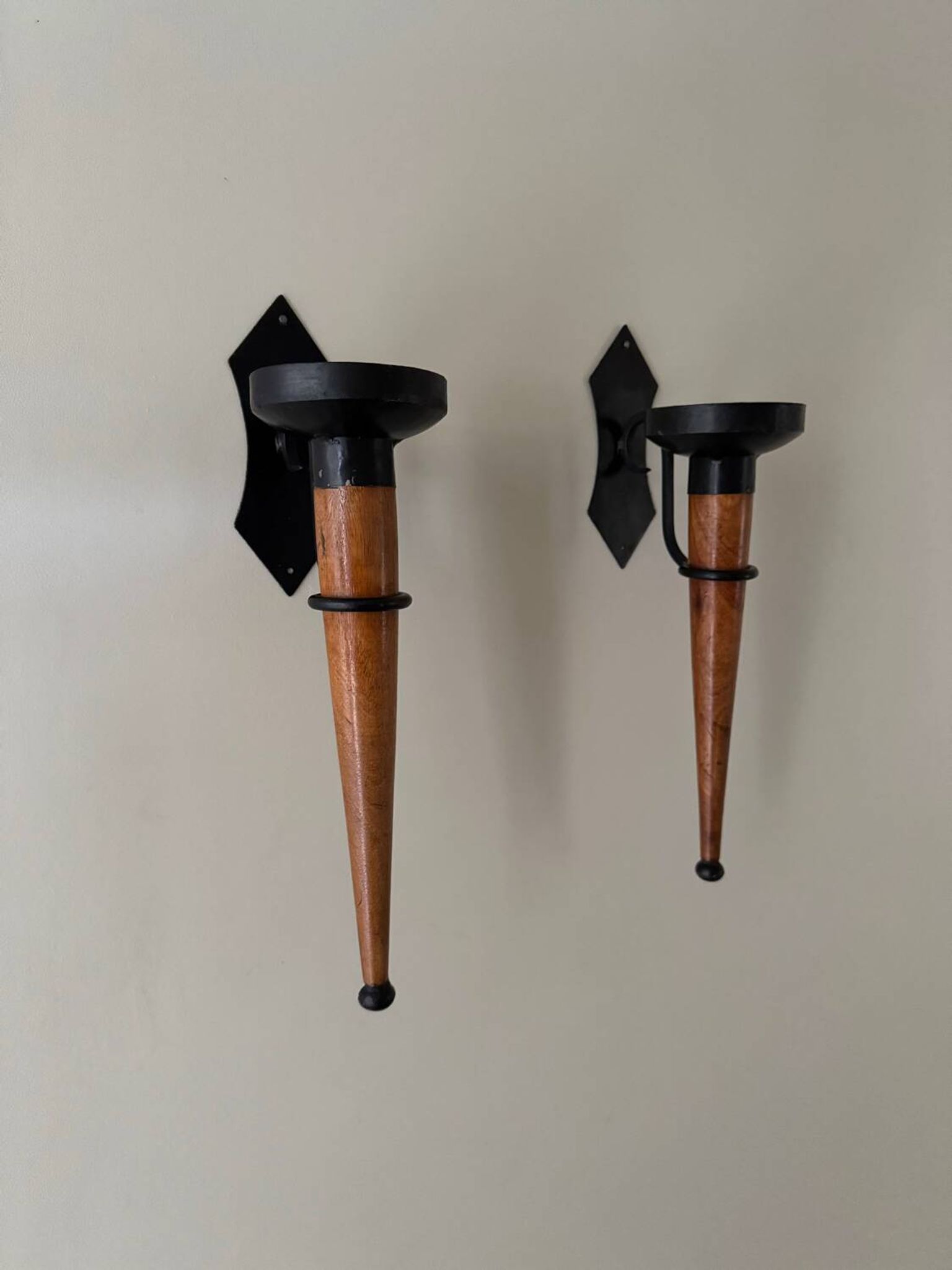 Large set of vintage modernist candle holders in iron and wood, in 2 pieces.