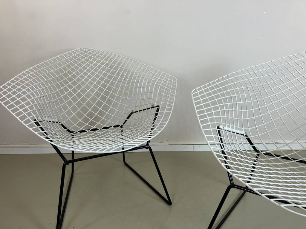 Two Diamond chairs by Harry Bertoia for Knoll mid-century 1970s.