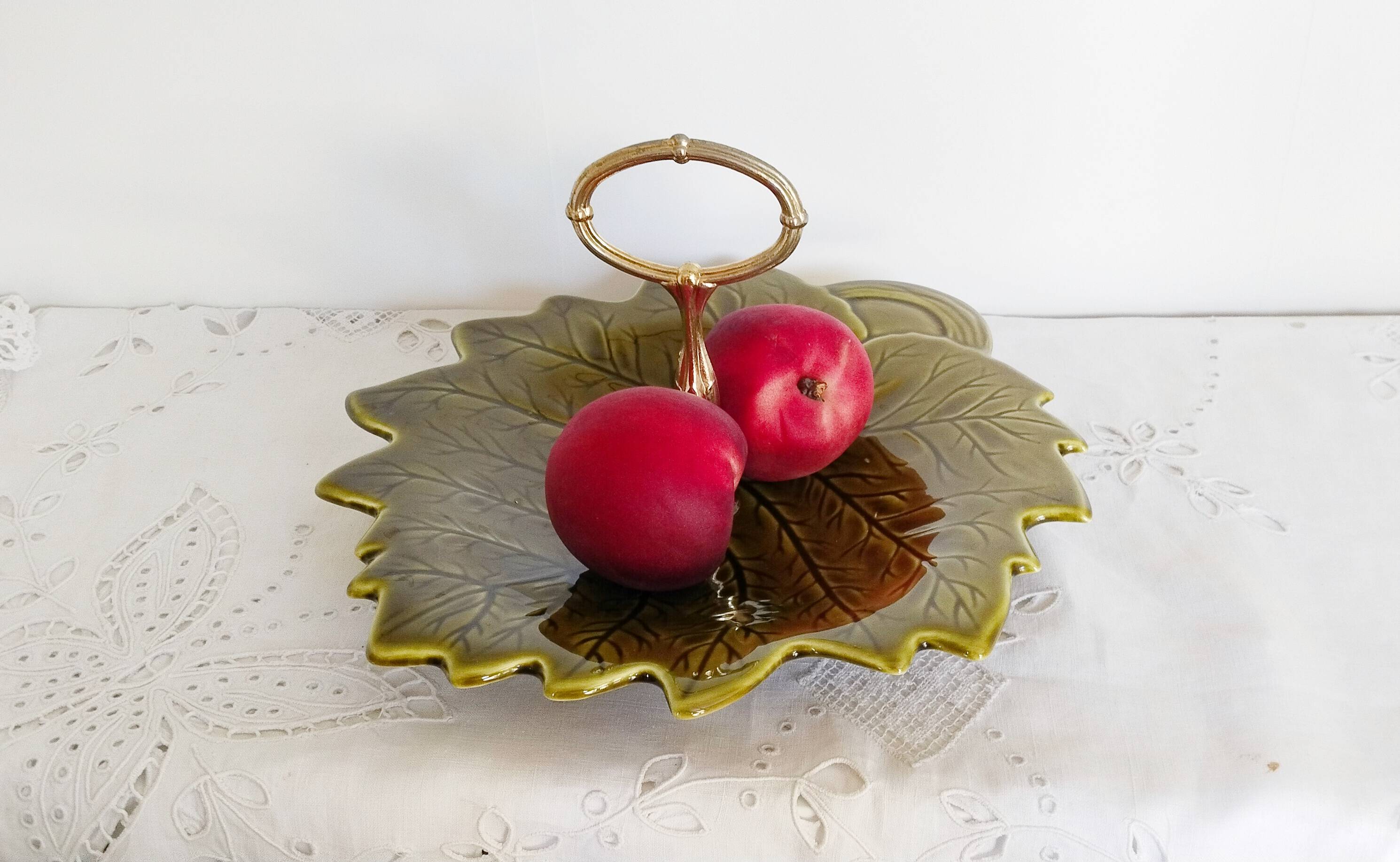 Plat à fruits en barbotine, faïence de Sarreguemines , coupe