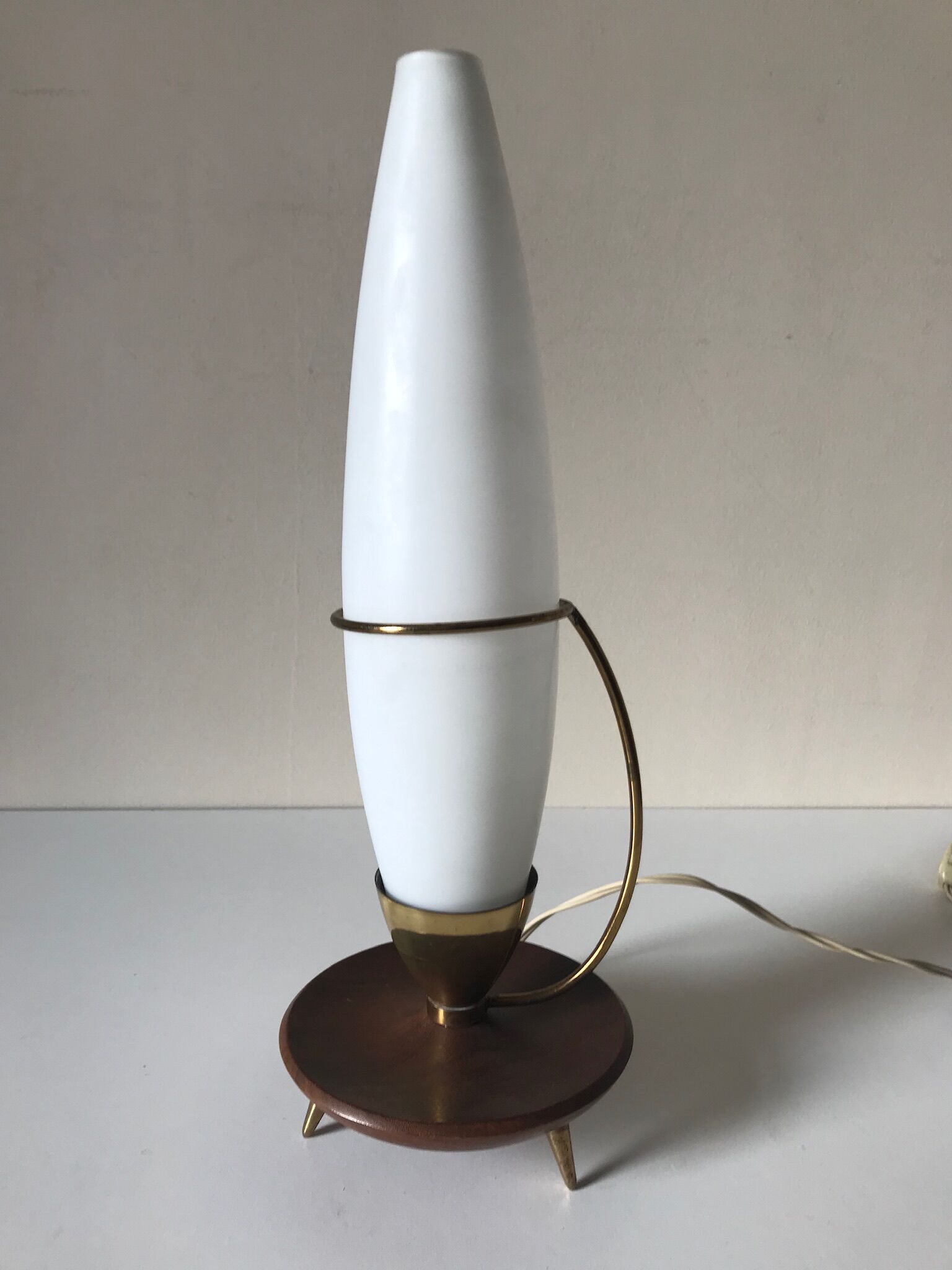 Lampe tripode teck et opaline vintage 1960