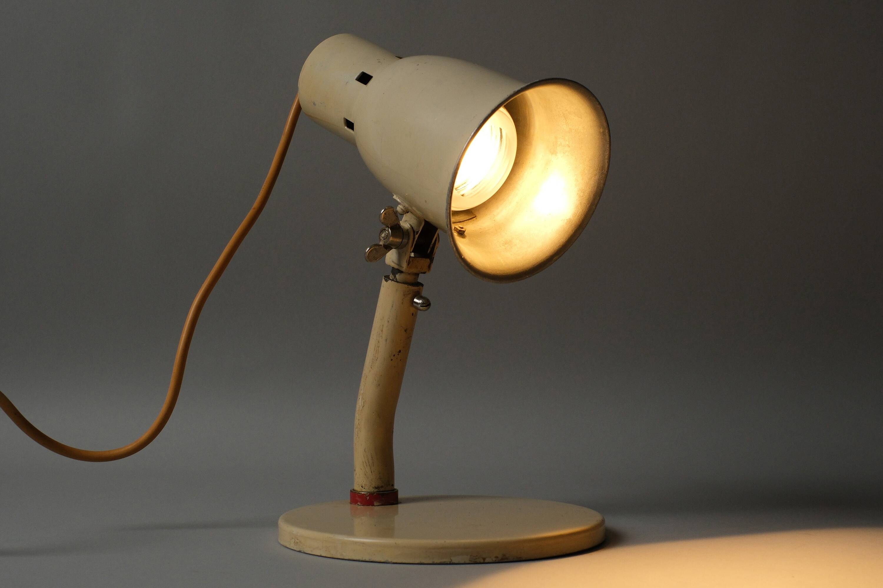 Lampe de bureau articulée Bauhaus type Kandem, émail crème, Allemagne 1930s
