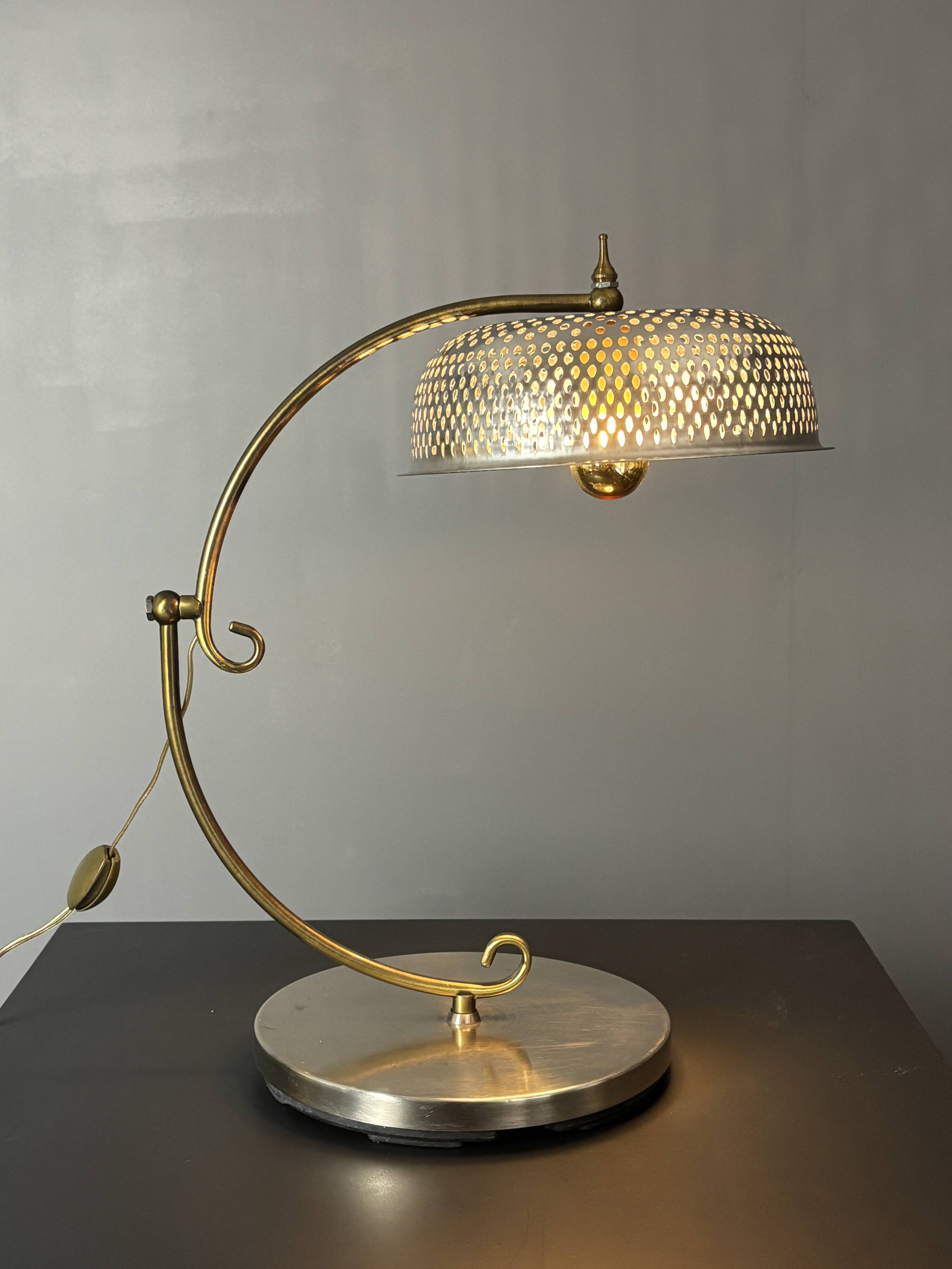 Lampe de table sculpturale ajustable des années 1960 avec abat-jour perforé.