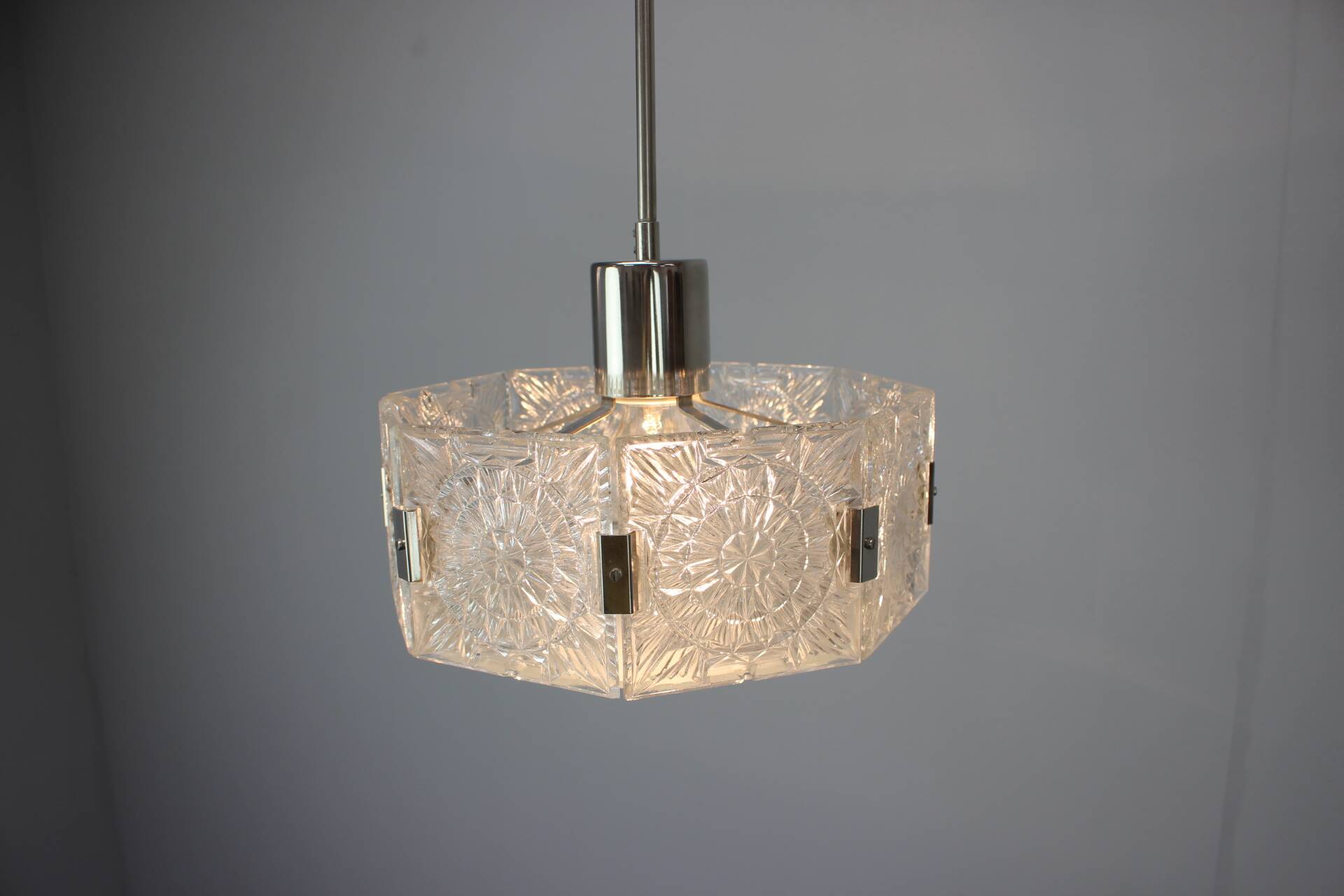 Suspension en verre taillé de Kamenický Šenov et chrome des années 1970 en Tchécoslovaquie
