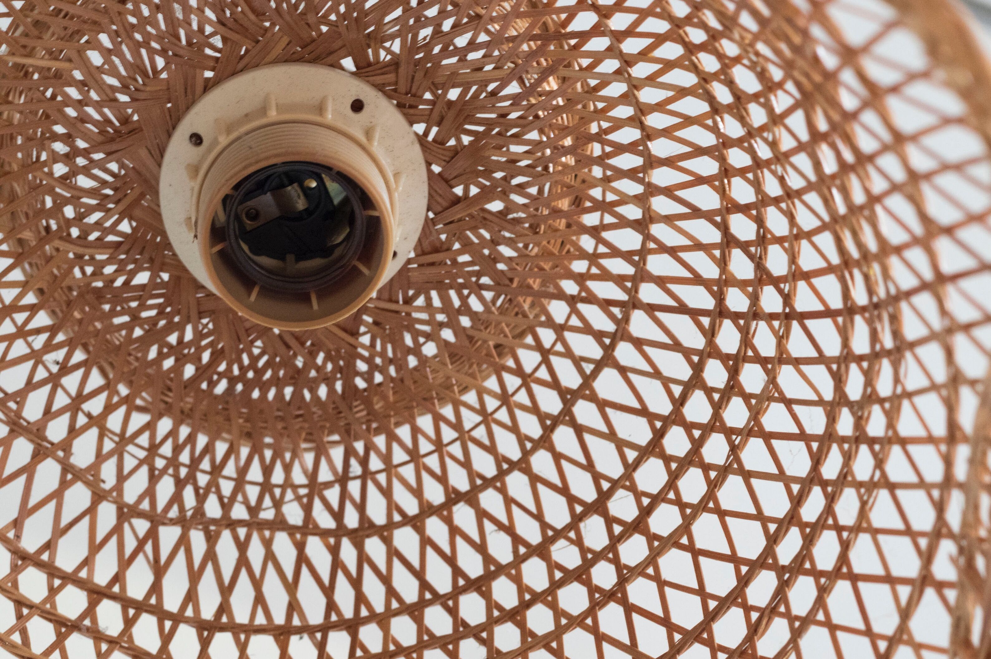 Suspension en osier vintage