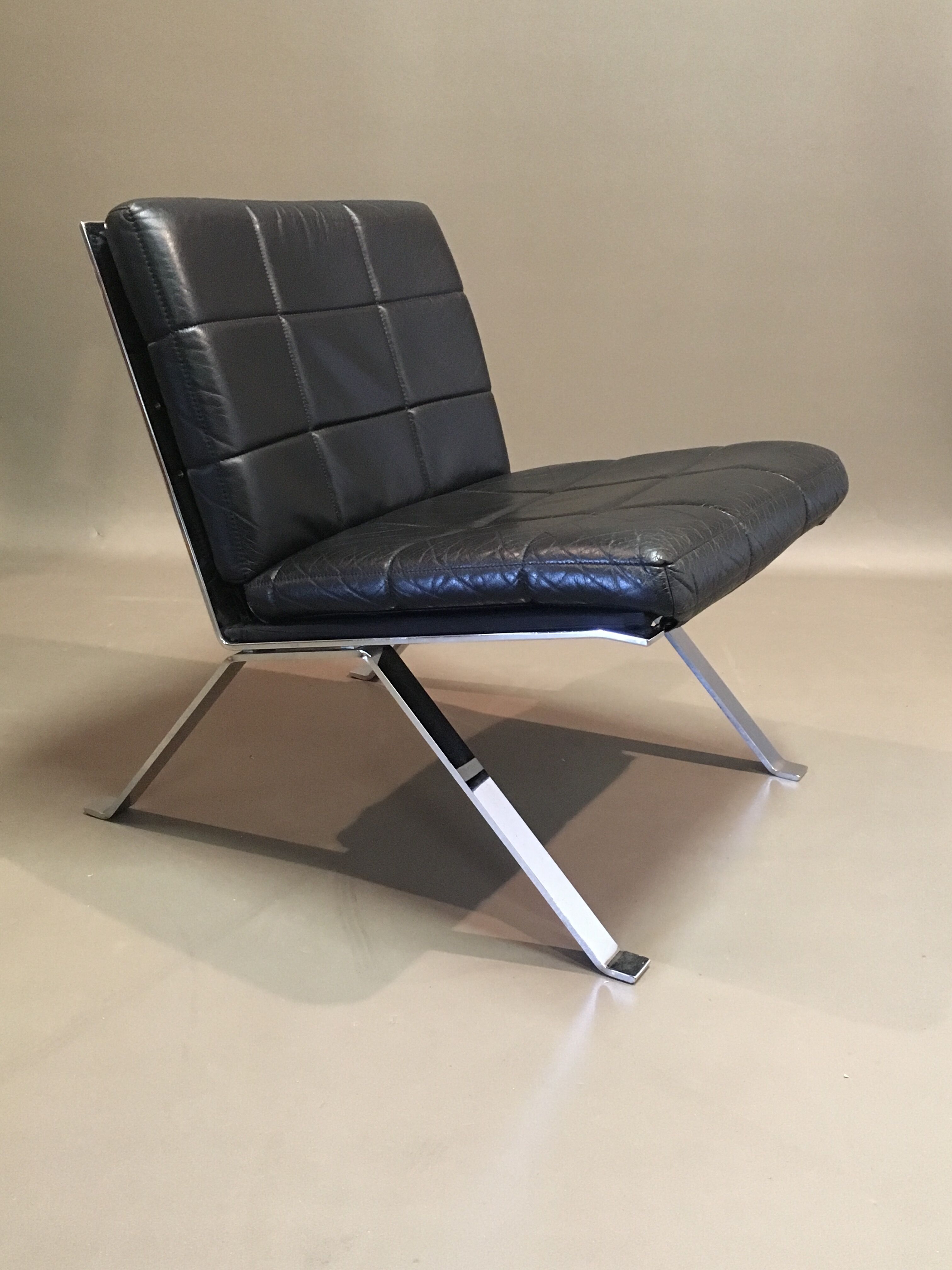 Chair "hans eichenberger" black leather 1960.