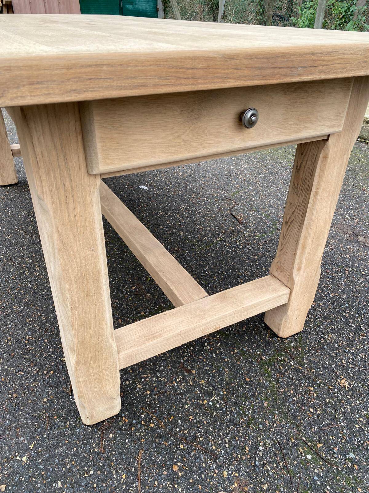 Table à manger de ferme rénovée en chêne brut du XXème 180cm avec tiroir