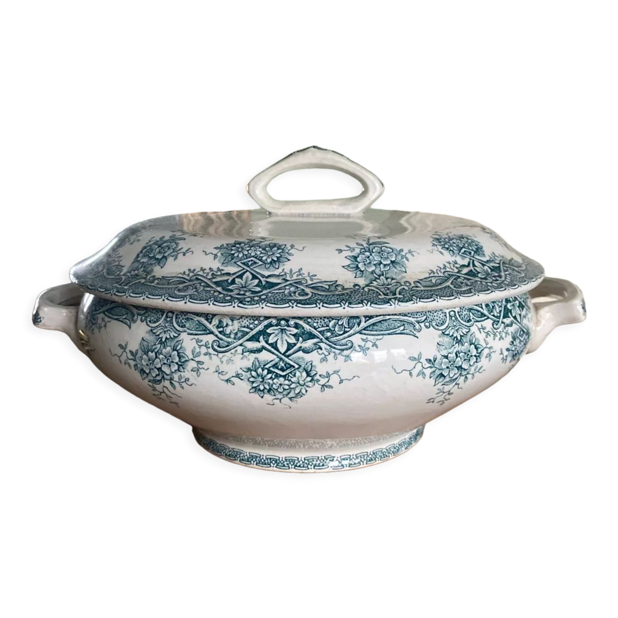 Old tureen or vegetable in Iron Earth Prima de Saint Amand