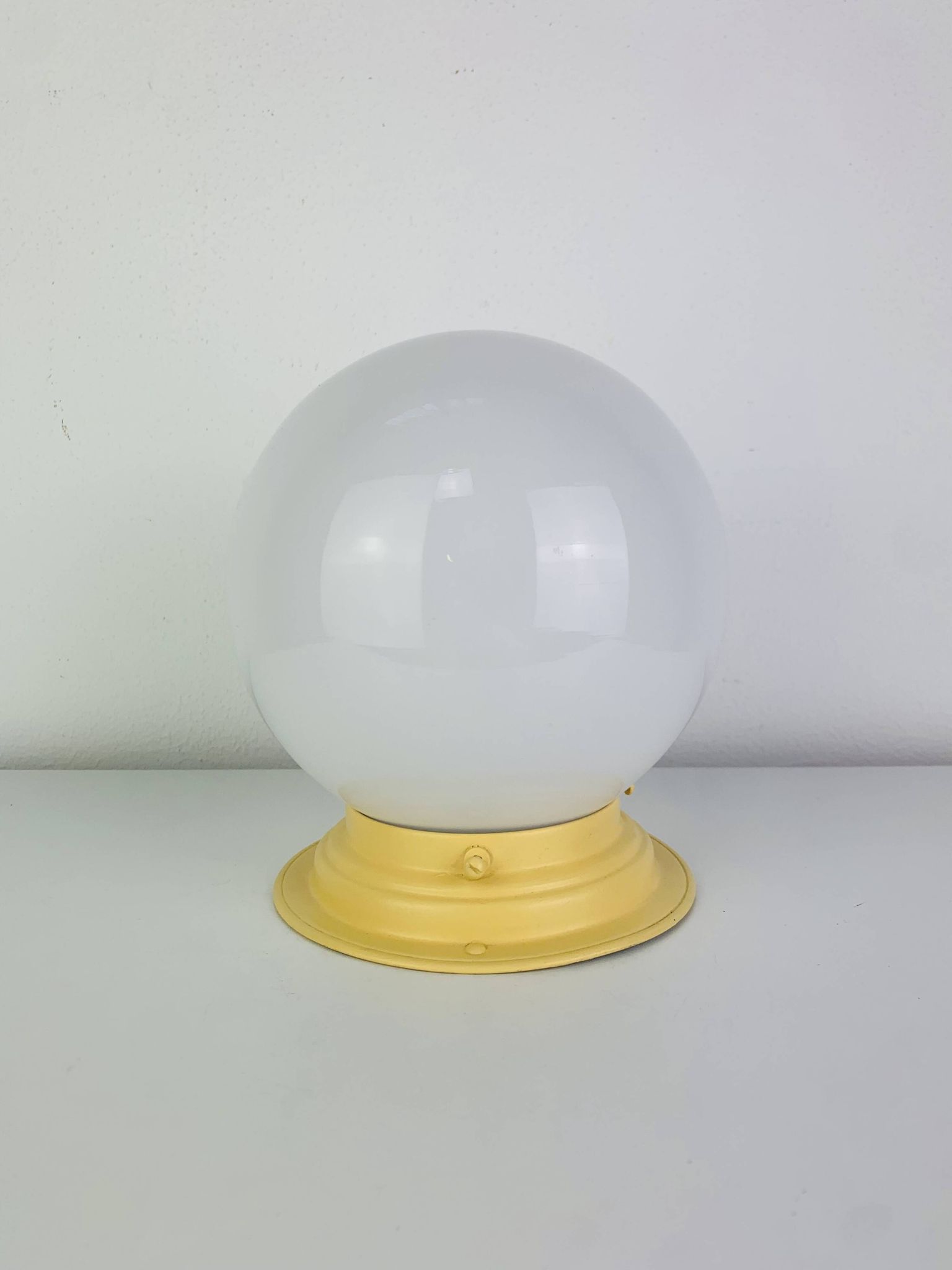 Applique, plafonnier Art déco globe en opaline et socle jaune