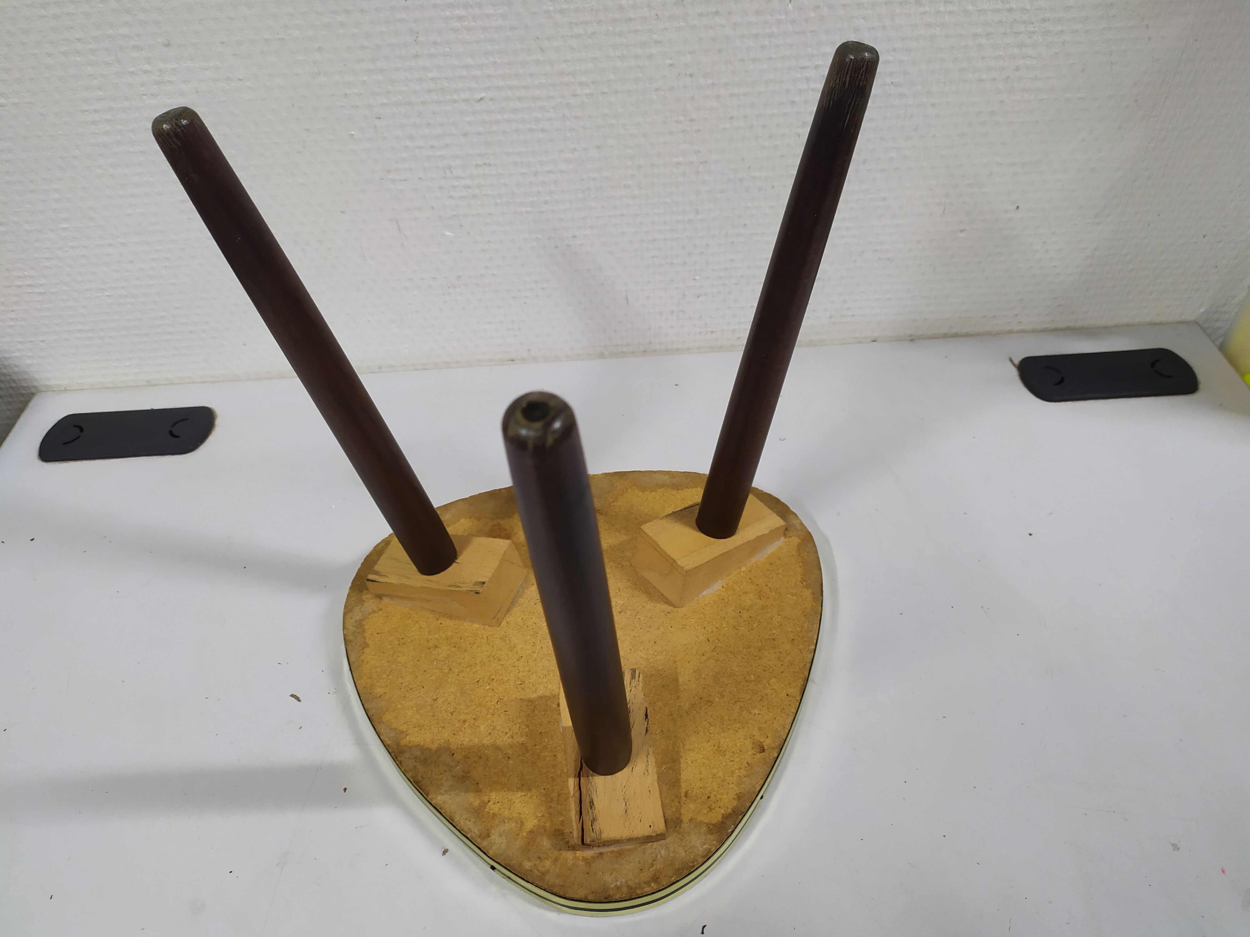 Formica tripod rests plant holder - white - vintage