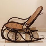 Rocking-chair vintage pour enfant en rotin foncé et cannage, fauteuil à bascule