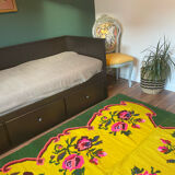 Tapis vintage en laine avec des fleurs roses sur fond vert et jaune fabriqué à la main en Transylvanie