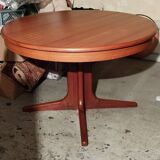 Baumann Scandinavian round table