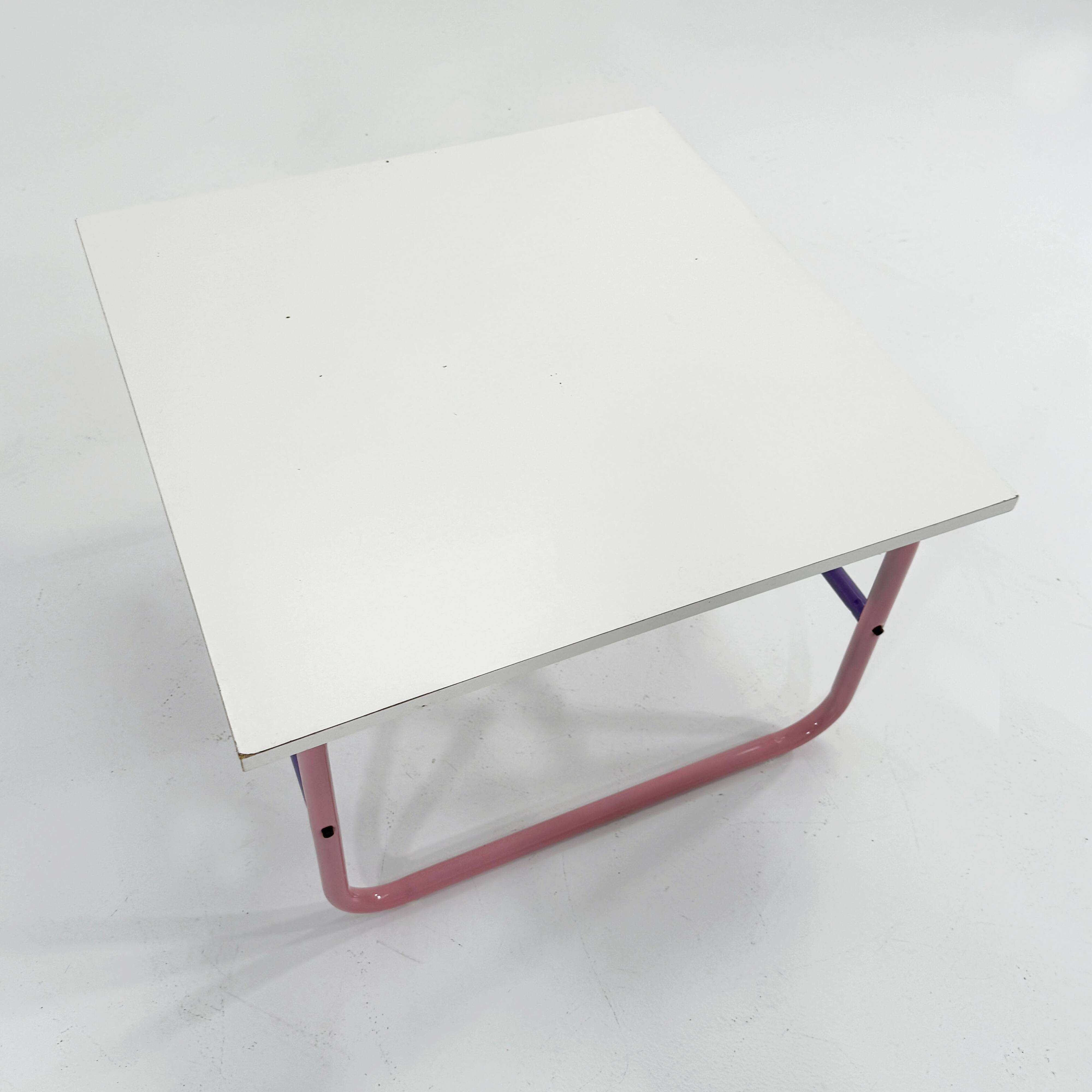 Table basse tubulaire rose et mauve, 1980