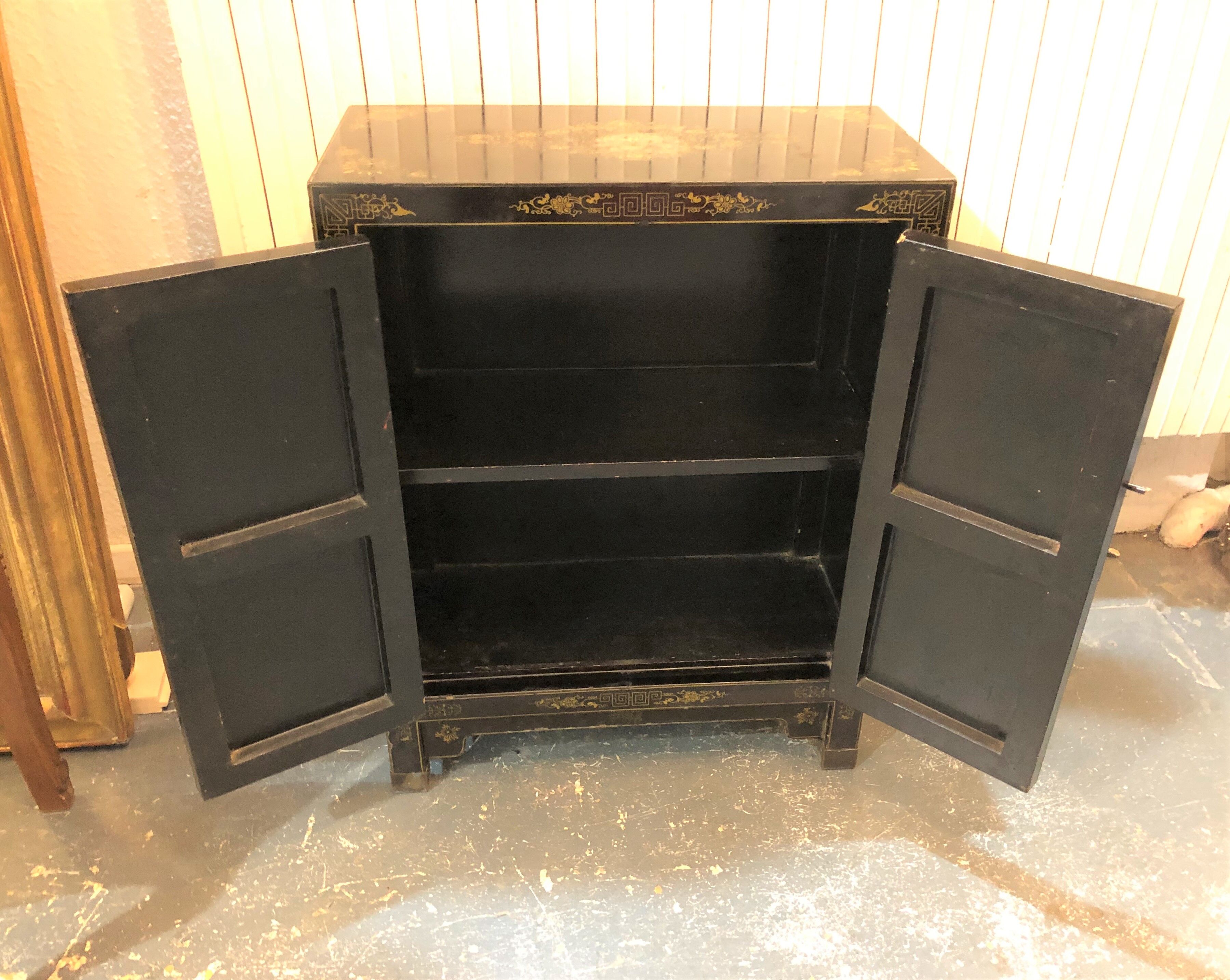 Old Chinese black lacquered furniture decorated with hard stones / cabinet