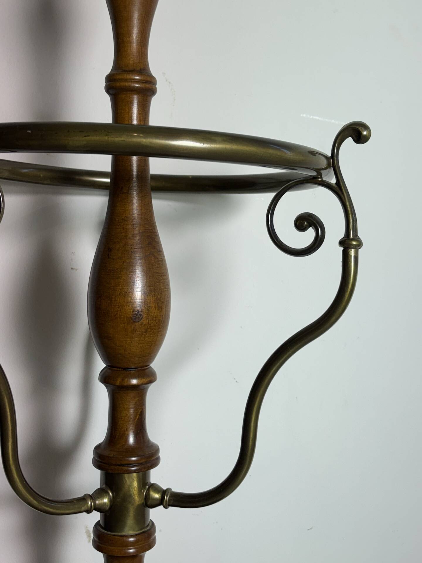 Umbrella stand and English-style wooden and brass canes, 20th century.