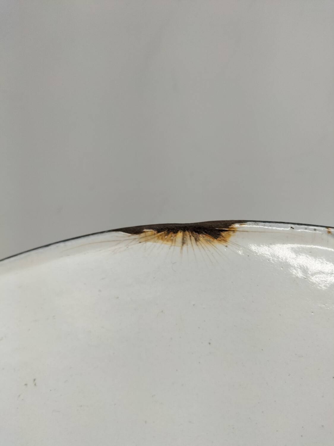 Suspensions in enamelled sheets