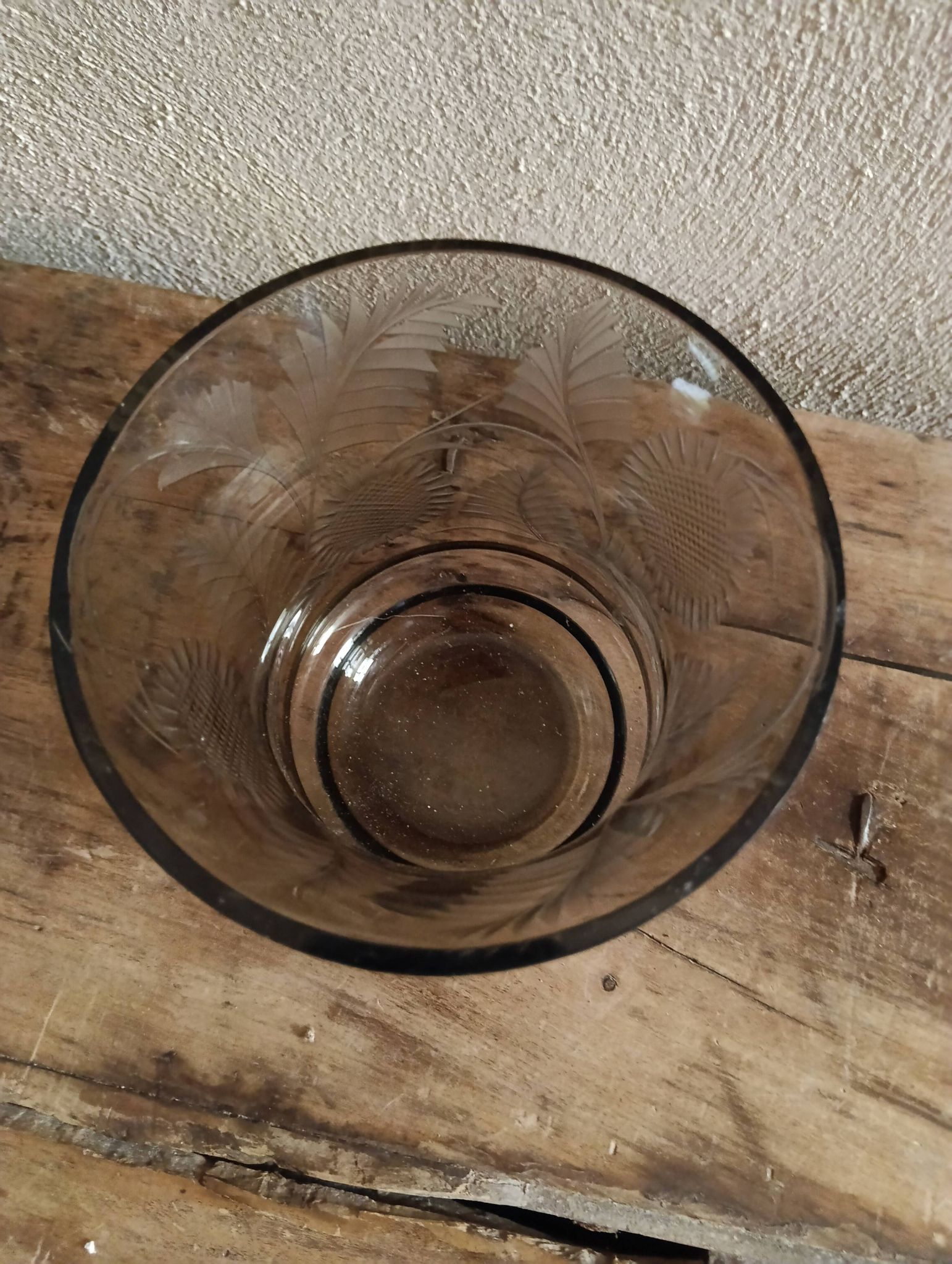 VINTAGE SMOKED GLASS VASE ENGRAVED WITH VEGETAL DECORATION