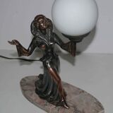 Lampe art déco en regul et marbre « femme tenant un globe »
