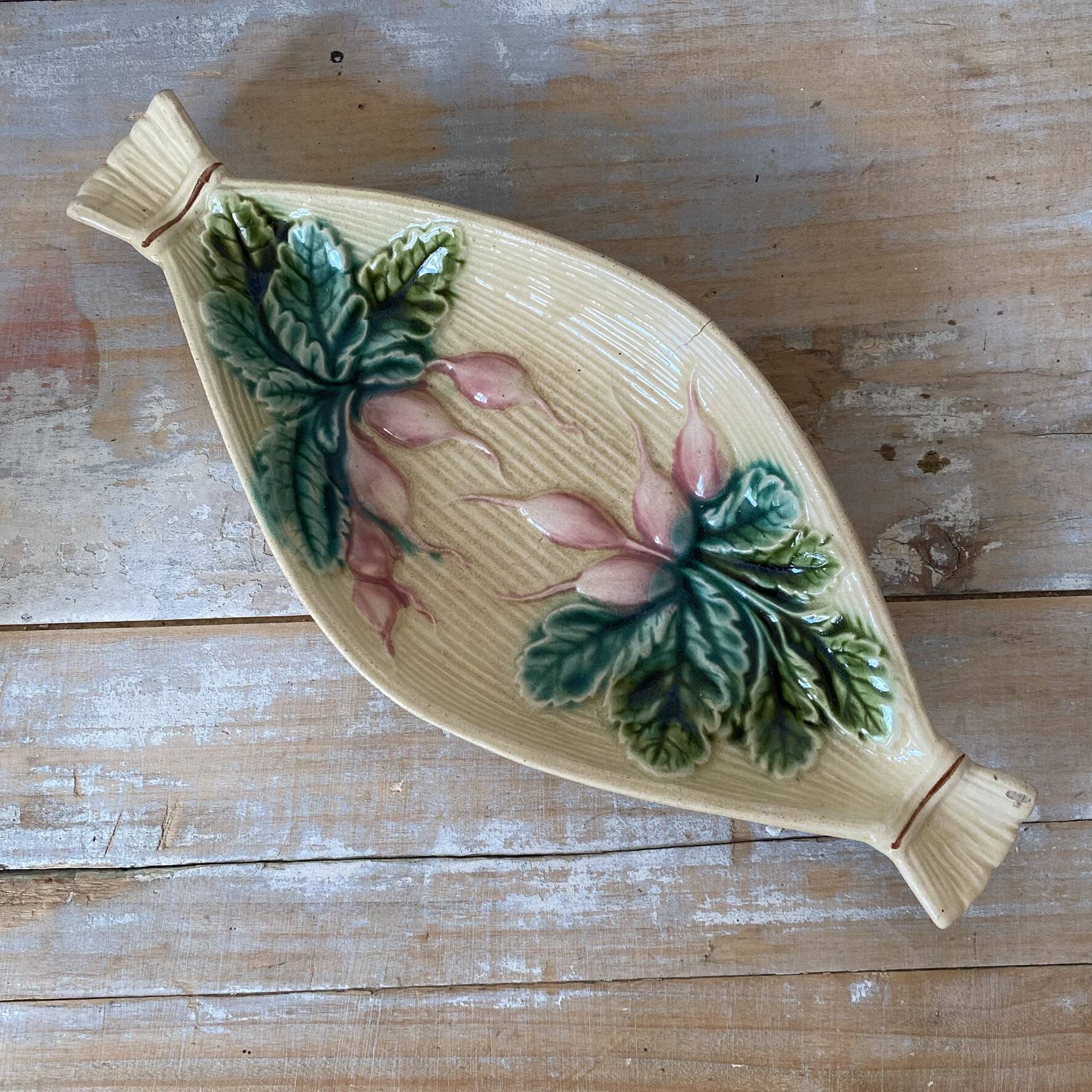 Ravier in slip clay salins, radish
