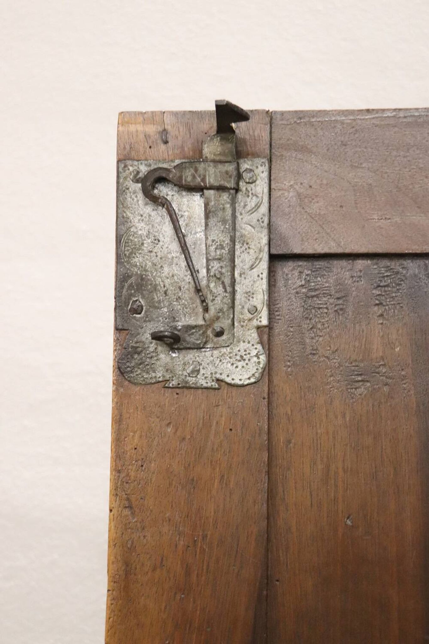 Armoire à Secret Du 17ème Siècle En Noyer