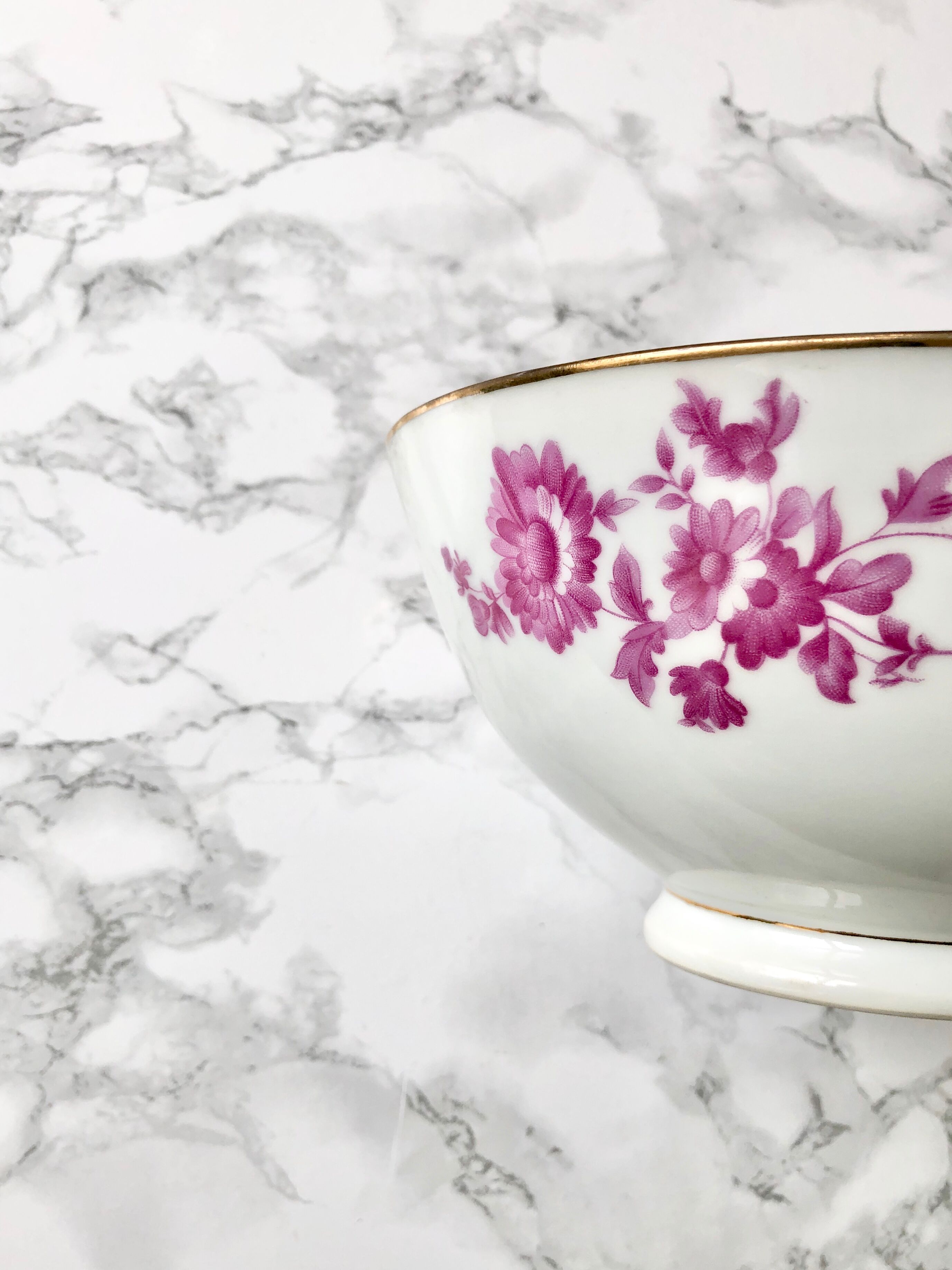 Set consisting of 5 bowls and a porcelain bowl decorated with pink flowers and golden fillet