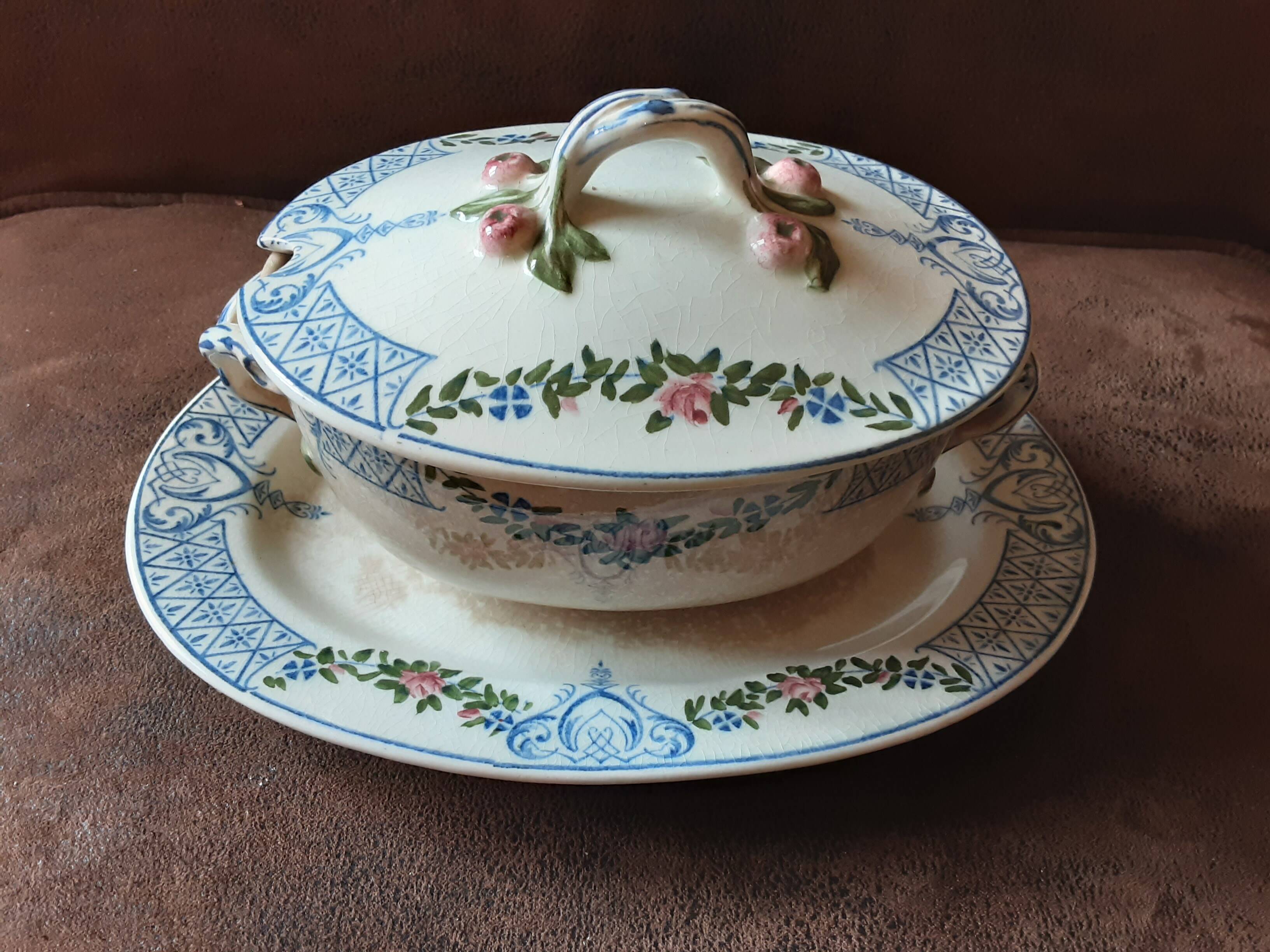 Old Tournay sauce boat. Creil and Montereau