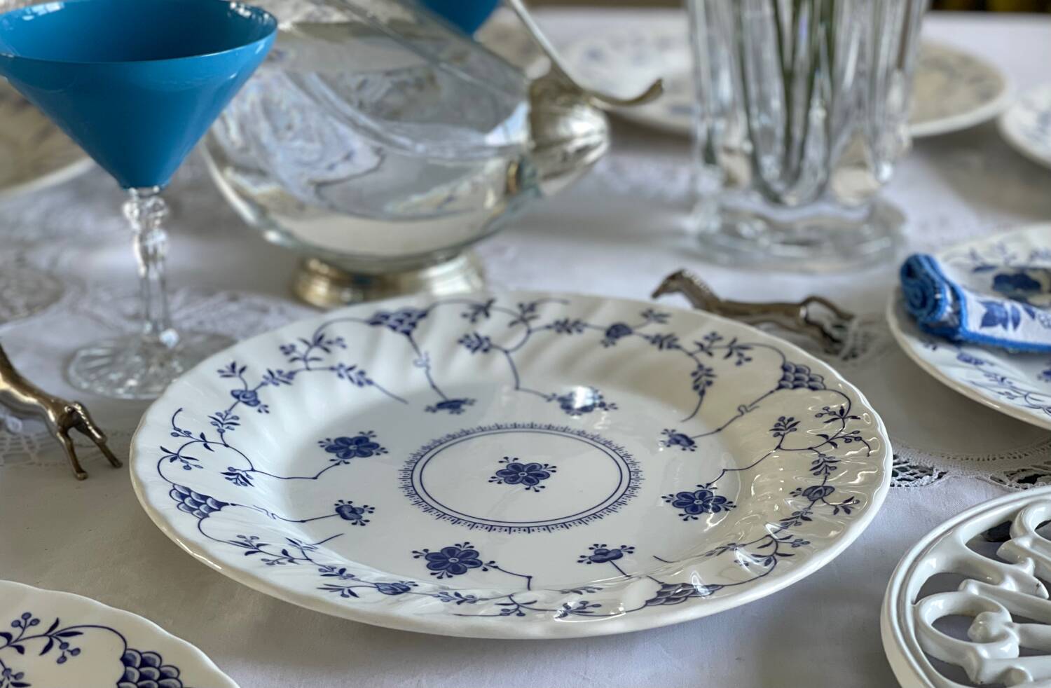 8 English dinner plates