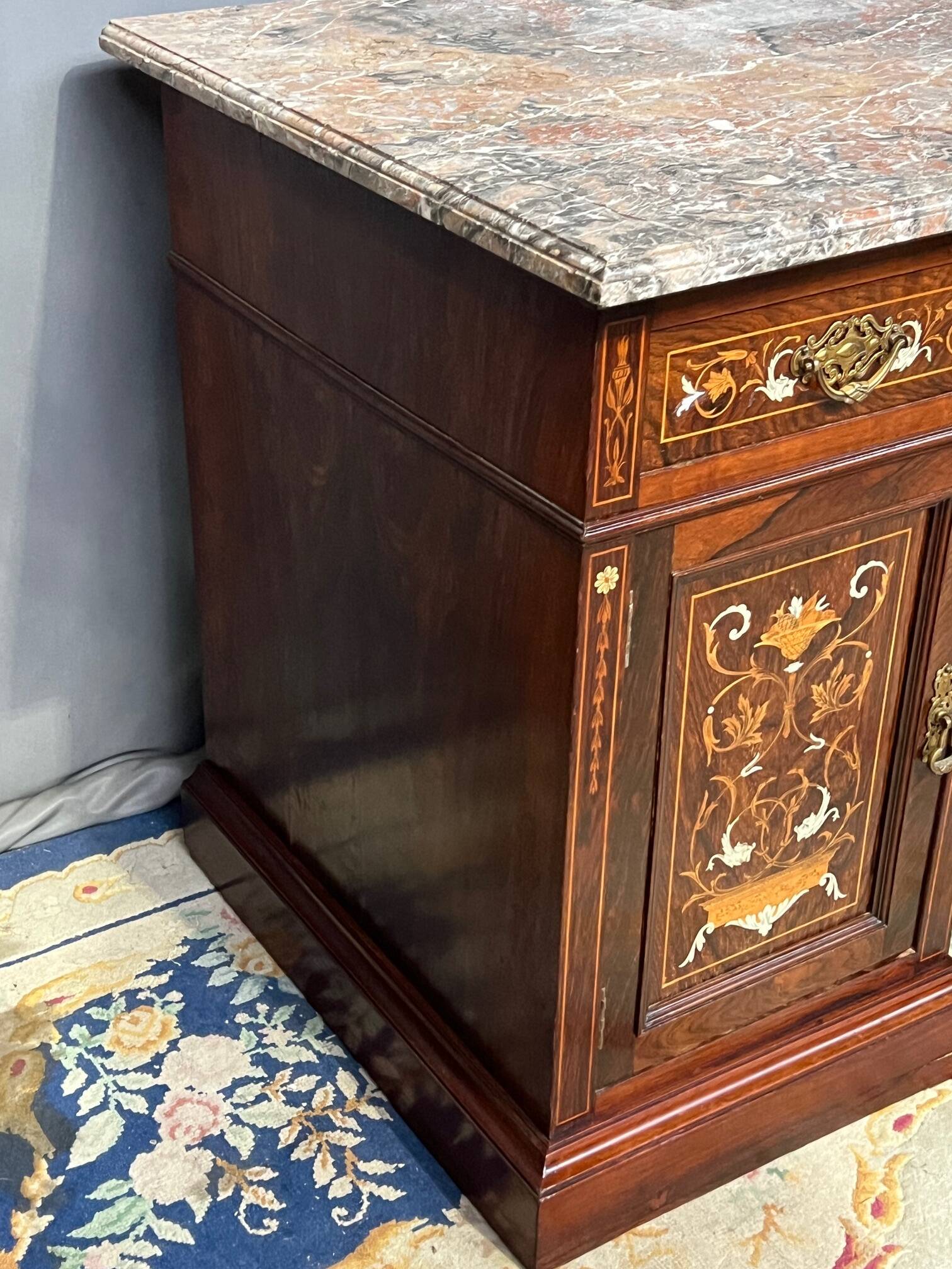 Bureau d'écriture victorien en palissandre par James Shoolbred.