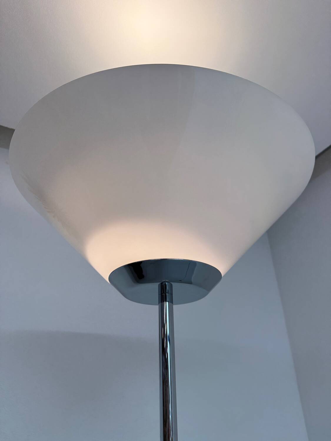 Floor lamp in white metal and plastic, Swisslamps SLZ design, vintage 80s