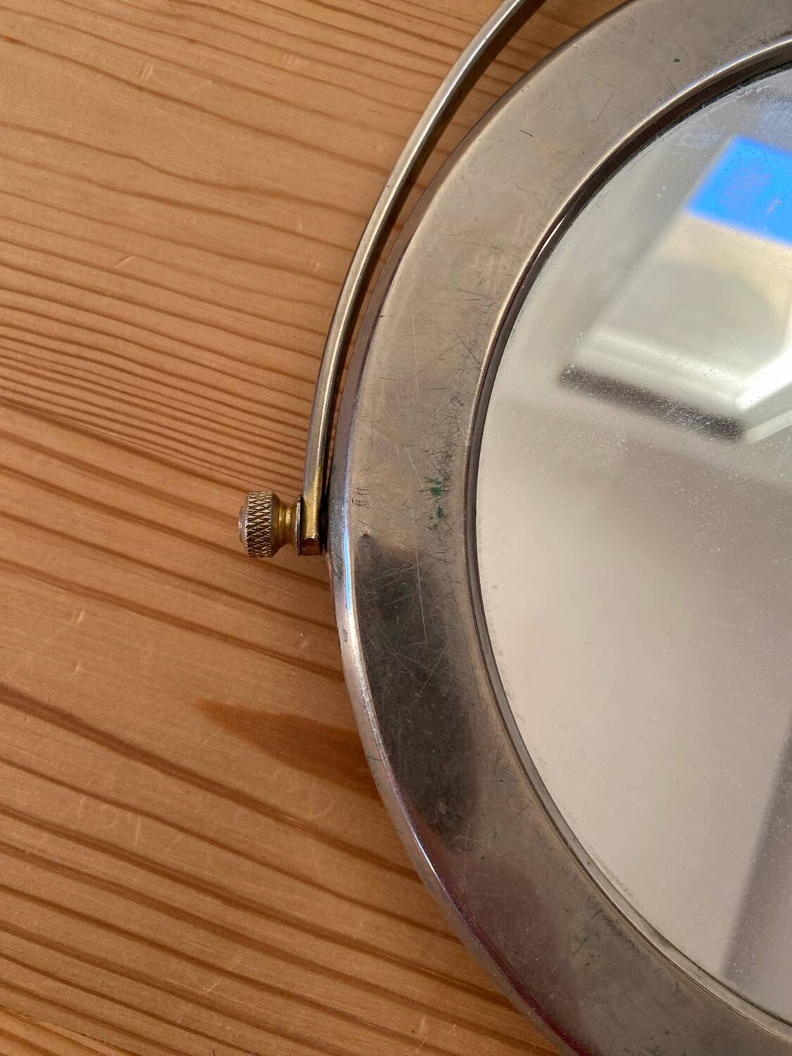 Miroir rond vintage en métal argenté.