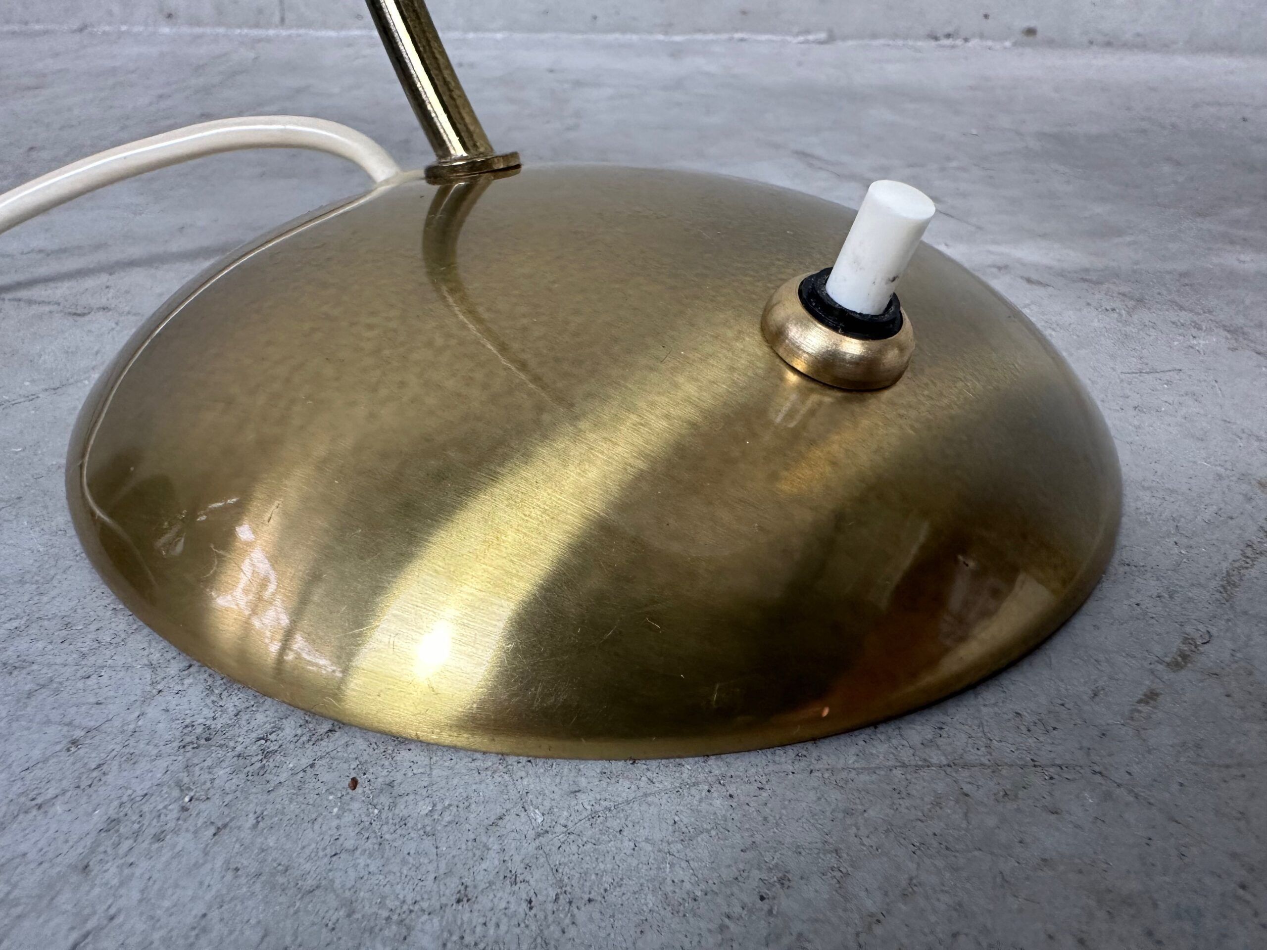Vintage table lamp – brass and opaline