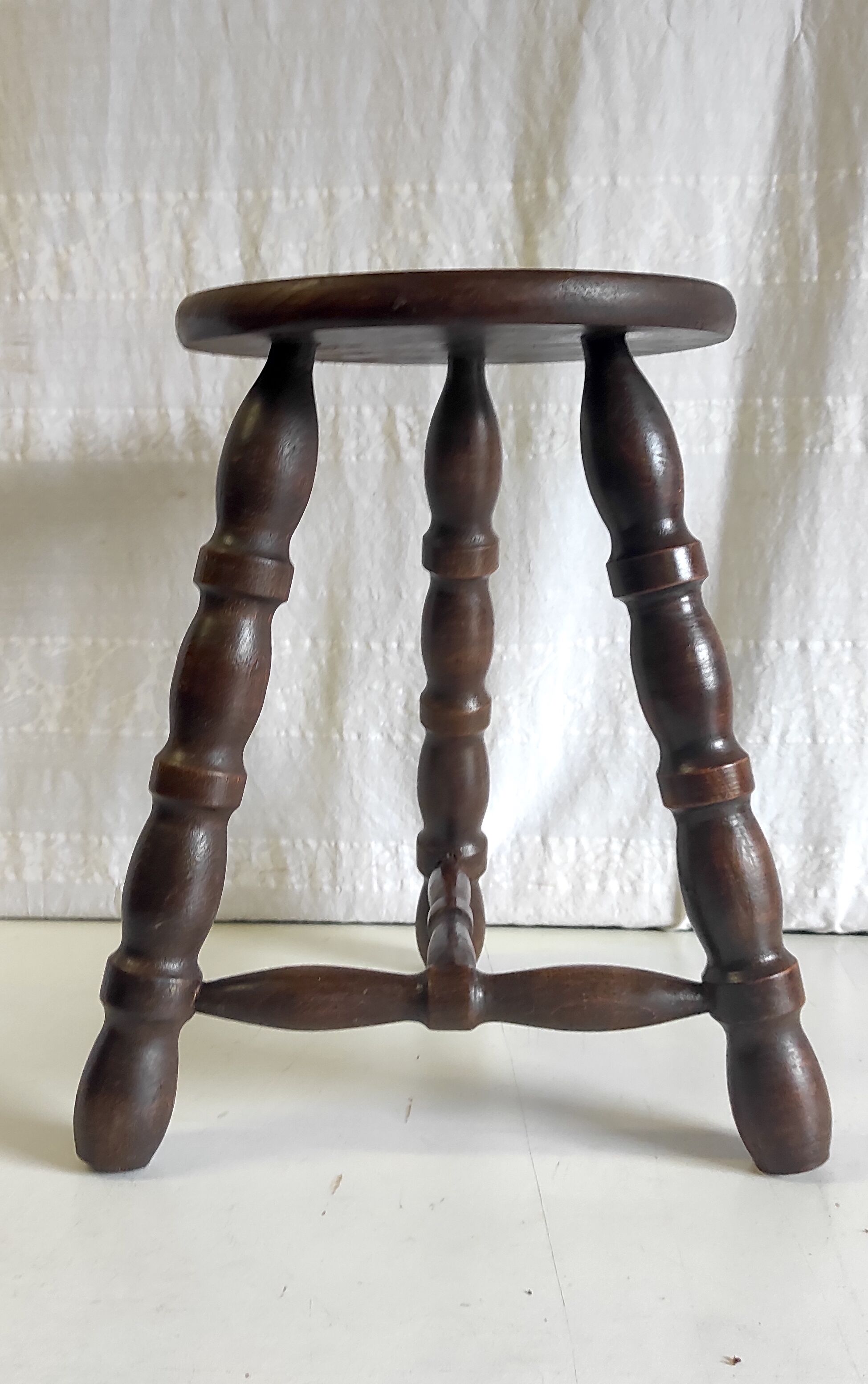 Tripod stool in turned solid wood – 80s/90s