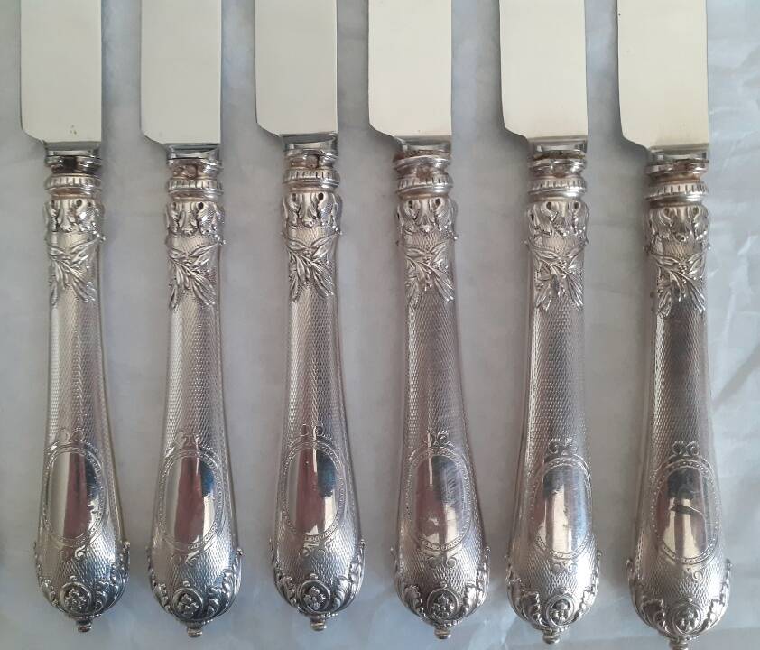 12 knives with silver-plated handles